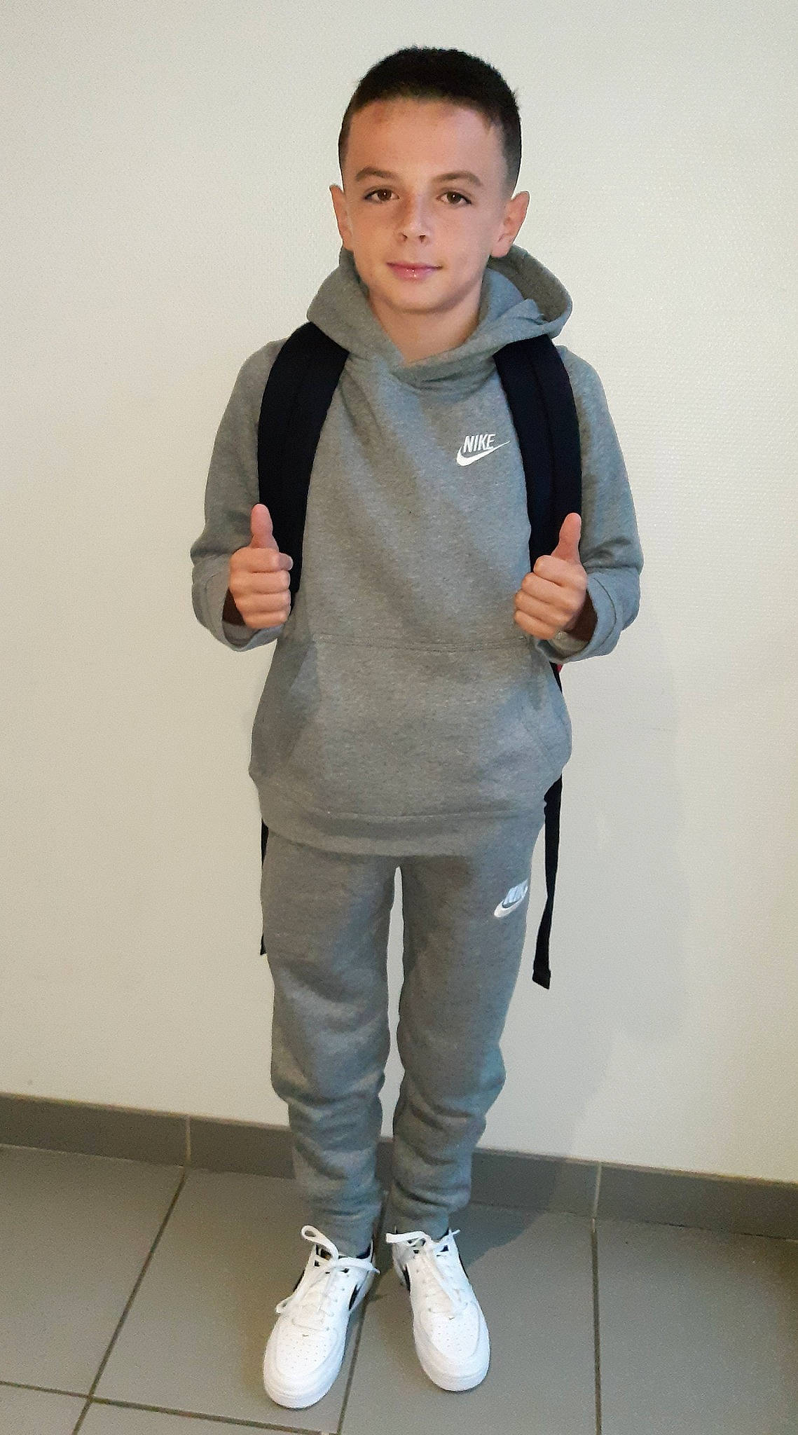 Quentin a rejoint le concours — aidez-le/la à gagner de superbes lots ! bag, blazer, clothing, collar, cool, denim, elbow, electric_blue, fashion_design, gesture, grey, hairstyle, jersey, knee, neck, person, pocket, sleeve, sportswear, t_shirt