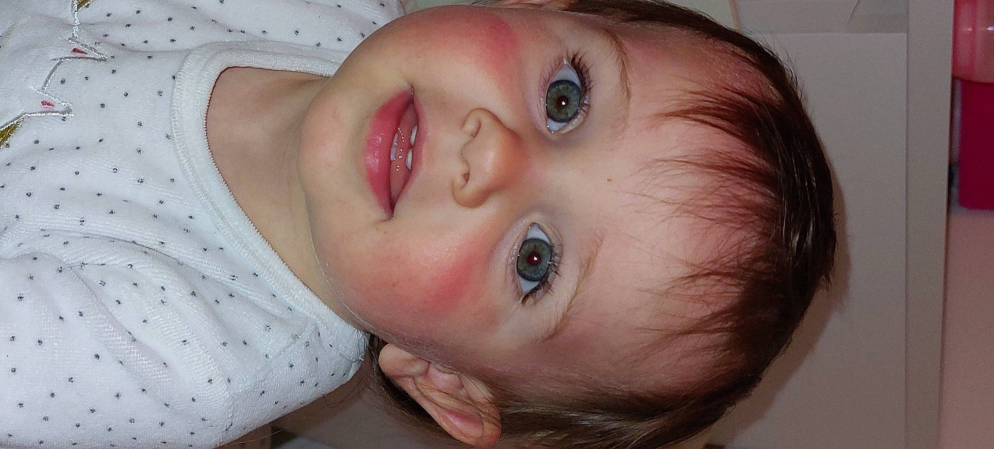 Maddie participe au concours pour gagner de l'argent avec cette photo : baby, baby_toddler_clothing, cheek, chest, child, ear, eyebrow, eyelash, forehead, happy, human_body, iris, jaw, lip, mouth, neck, nose, person, skin, throat