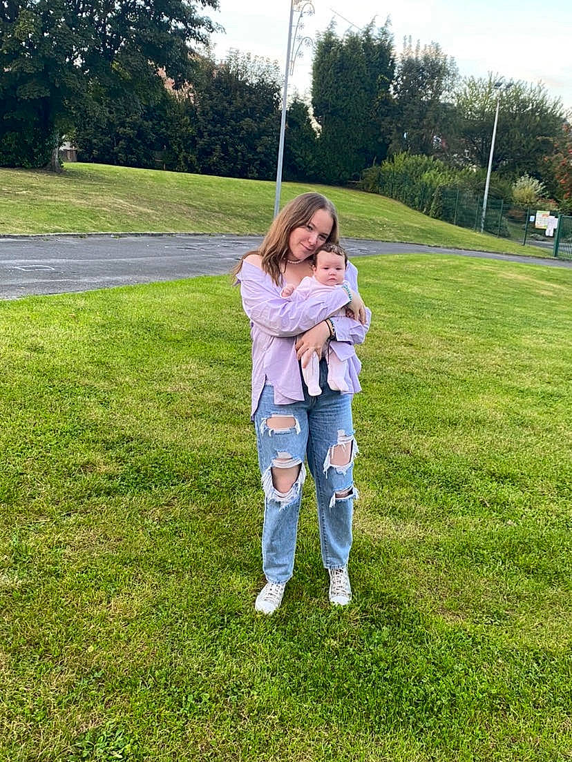 Ilyana participe au concours pour gagner de l'argent avec cette photo : field, fun, gesture, grass, grass_family, grassland, happy, jeans, joy, landscape, lawn, leisure, meadow, pasture, people_in_nature, person, plant, pole, prairie, recreation