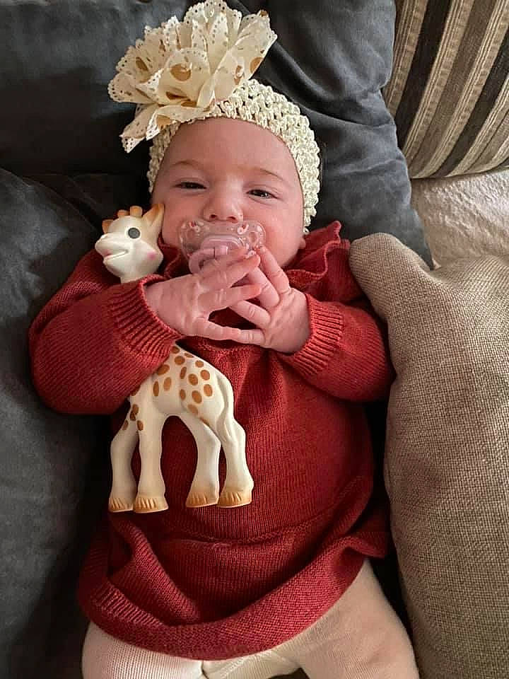 Ilyana a rejoint le concours — aidez-le/la à gagner de superbes lots ! baby, baby_toddler_clothing, comfort, ear, eye, finger, gesture, hand, happy, head, headwear, human_body, iris, mammal, person, pink, product, skin, smile, textile