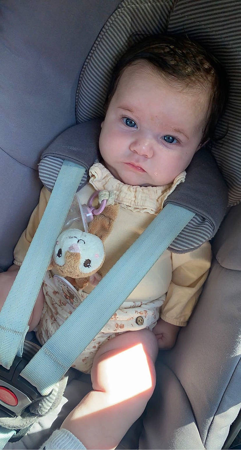 Ilyana participe au concours pour gagner de l'argent avec cette photo : arm, auto_part, baby, baby_carriage, baby_in_car_seat, baby_products, baby_safety, baby_toddler_clothing, car_seat, cheek, child, comfort, lap, mouth, person, seat_belt, service, sitting, skin, sun_hat