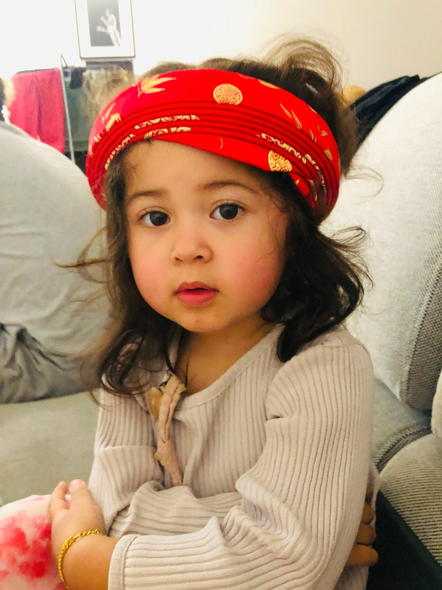Diane participe au concours pour gagner de l'argent avec cette photo : cap, child, christmas, comfort, costume_hat, eyelash, fashion_accessory, fun, hair_accessory, happy, headband, headpiece, headwear, helmet, holiday, lip, person, portrait_photography, sitting, skin