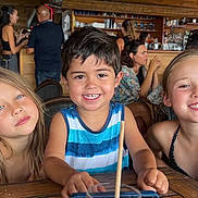 Hayden participe au concours pour gagner de l'argent avec cette photo : child, smiling, girl, boy, table, restaurant, indoor, wooden_interior, people, happy, casual, tank_top, swimsuit, friends, portrait, face, hair, chair, background, cafe