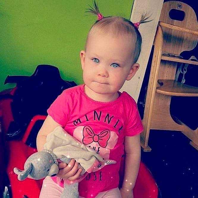 Malya a rejoint le concours — aidez-le/la à gagner de superbes lots ! arm, baby, baby_toddler_clothing, cheek, child, cloud, cool, ear, eyelash, fun, happy, iris, mammal, neck, person, pink, skin, sleeve, standing, t_shirt