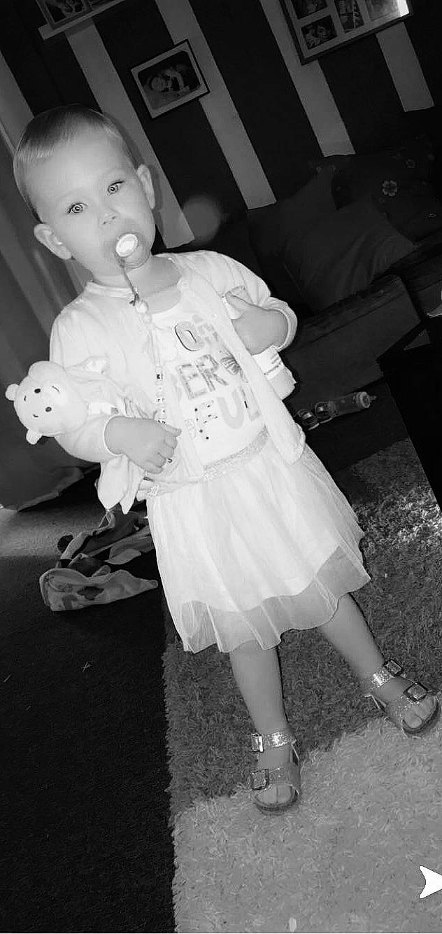 Malya participe au concours pour gagner de l'argent avec cette photo : baby, black, black_and_white, dress, eye, flash_photography, fun, gesture, happy, head, headgear, human_body, monochrome, monochrome_photography, person, sandal, shoe, skin, standing, style