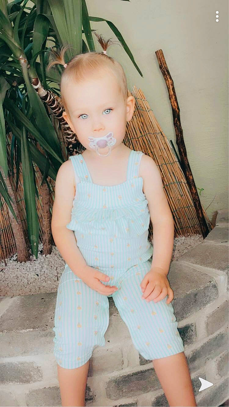 Malya participe au concours pour gagner de l'argent avec cette photo : azure, baby, baby_toddler_clothing, eye, flash_photography, grass, happy, human_body, iris, joint, leg, organ, people_in_nature, person, shoulder, skin, smile, thigh, trunk, waist