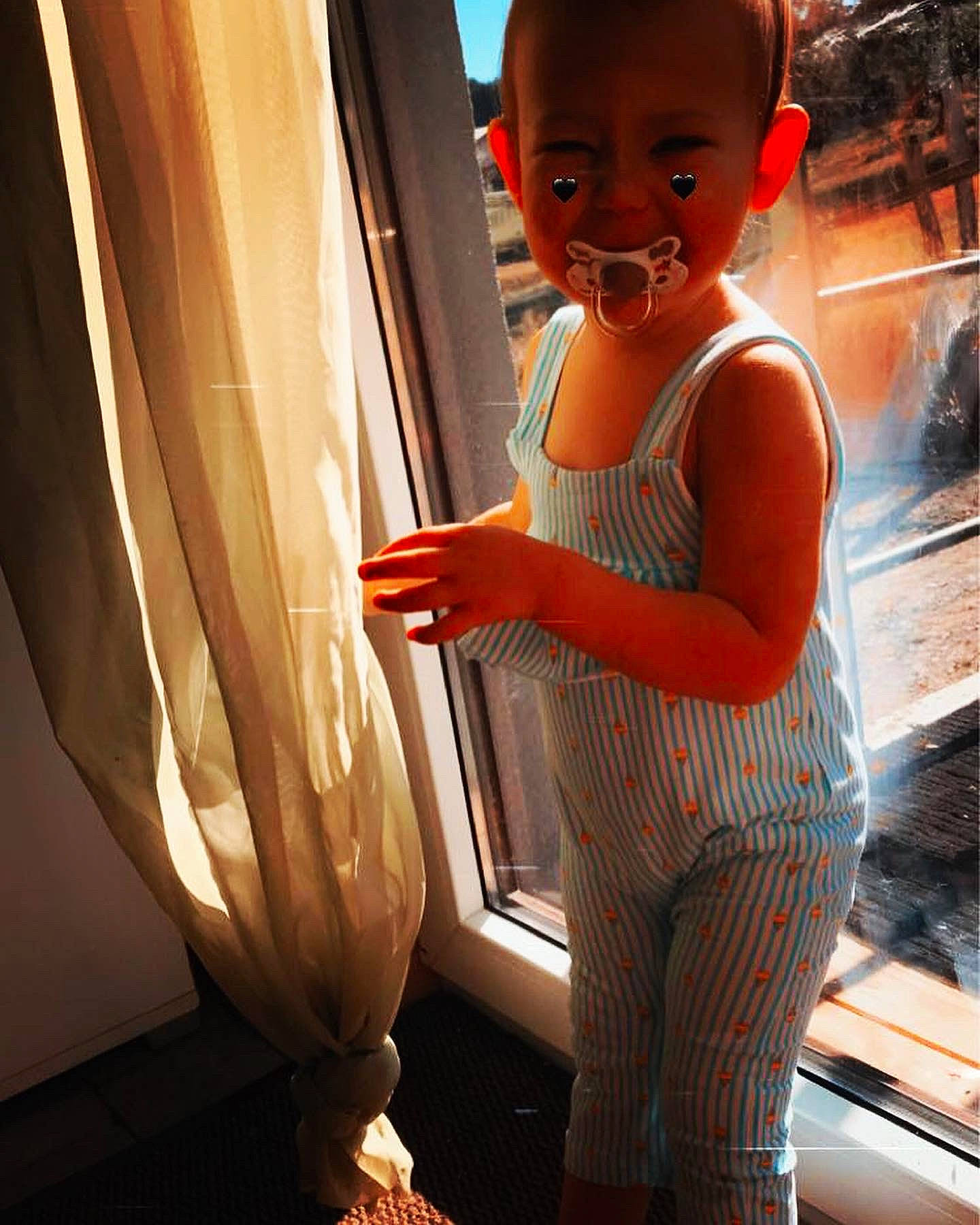 Malya a rejoint le concours — aidez-le/la à gagner de superbes lots ! arm, curtain, elbow, fashion_design, finger, flash_photography, fun, gesture, hairstyle, hand, human_body, joint, leg, orange, person, shoulder, standing, thigh, tints_and_shades, waist