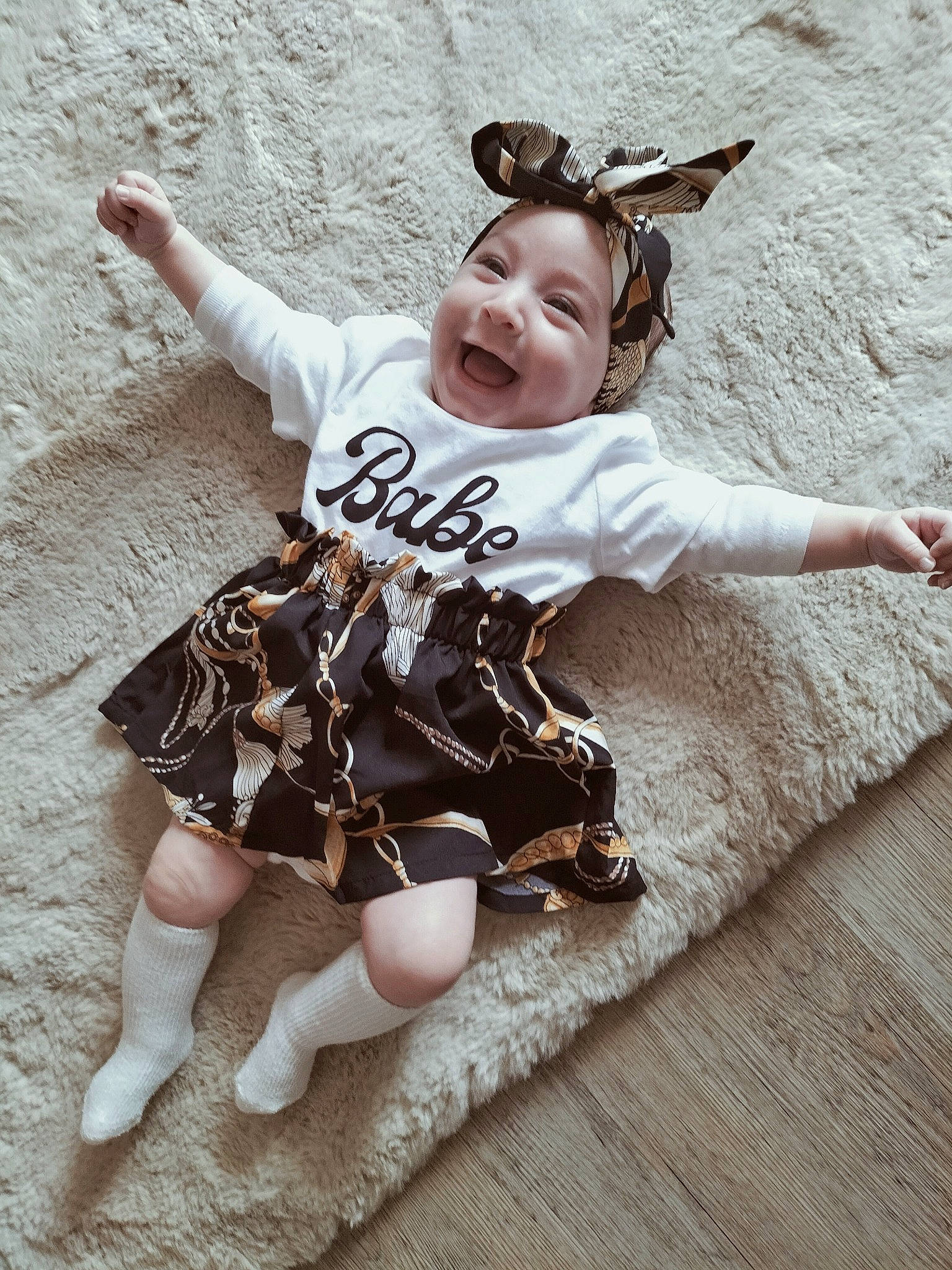 Inaya participe au concours pour gagner de l'argent avec cette photo : baby, baby_toddler_clothing, barefoot, child, eye, face, finger, foot, gesture, happy, head, headwear, human_body, human_leg, person, sleeve, smile, t_shirt, thigh, thumb