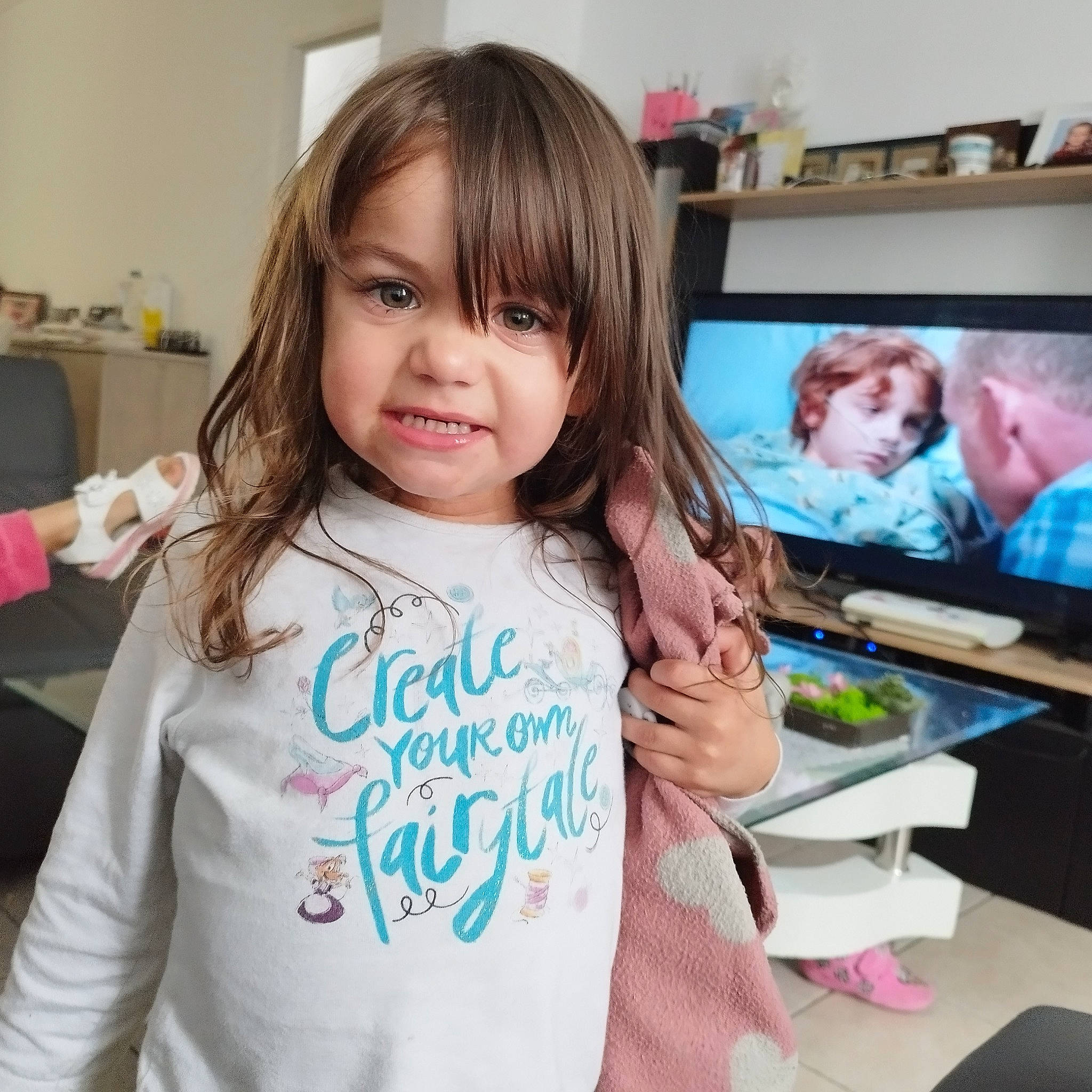 Naomy a rejoint le concours — aidez-le/la à gagner de superbes lots ! art, blond, child, event, eyebrow, eyelash, facial_expression, finger, fun, gadget, gesture, hair, happy, long_hair, person, room, shoulder, skin, sleeve, t_shirt