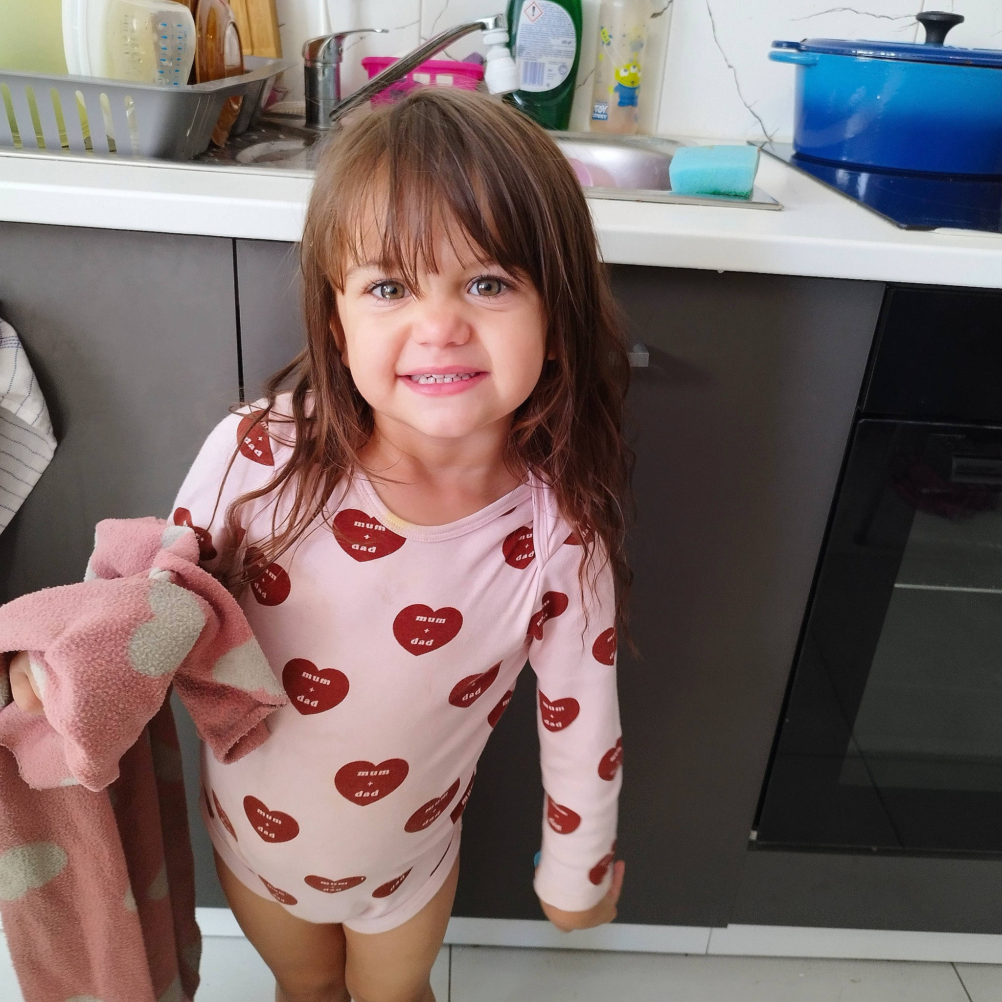 Naomy participe au concours pour gagner de l'argent avec cette photo : baby_toddler_clothing, cabinetry, child, comfort, cooking, countertop, hair, hairstyle, happy, home_appliance, joy, kitchen, kitchen_appliance, knee, person, room, sleeve, smile, t_shirt, thumb
