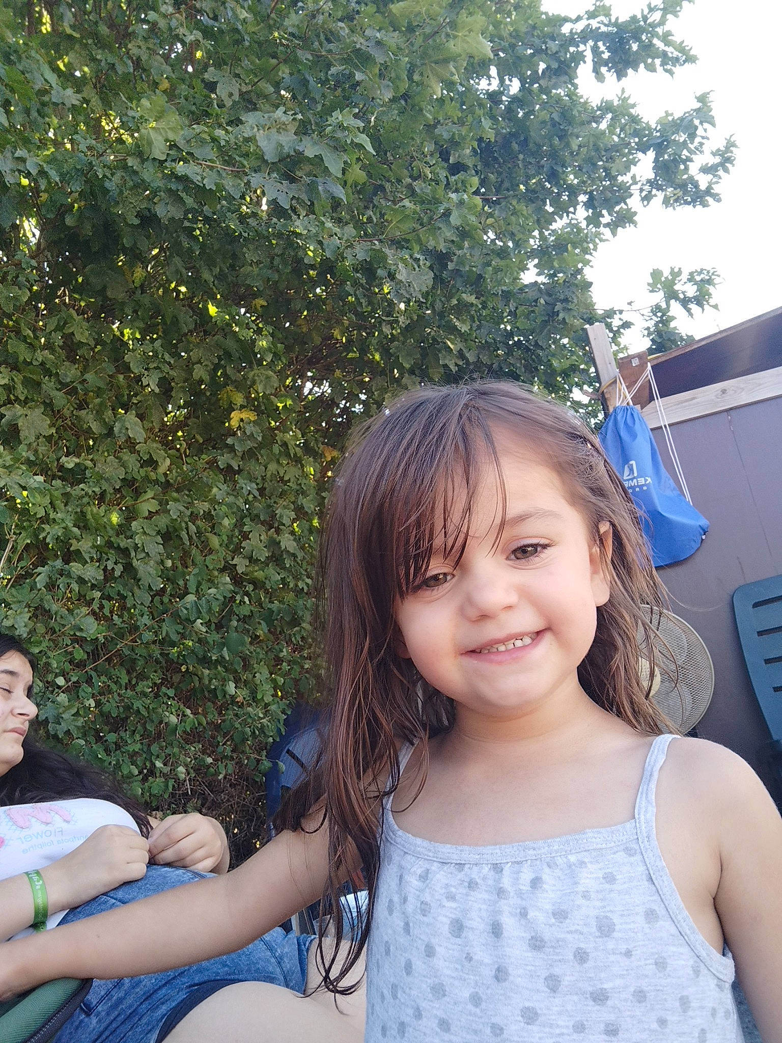 Naomy participe au concours pour gagner de l'argent avec cette photo : bangs, child, event, facial_expression, fun, grass, hairstyle, happy, joy, leisure, people_in_nature, person, plant, recreation, sitting, skin, smile, t_shirt, toddler, travel