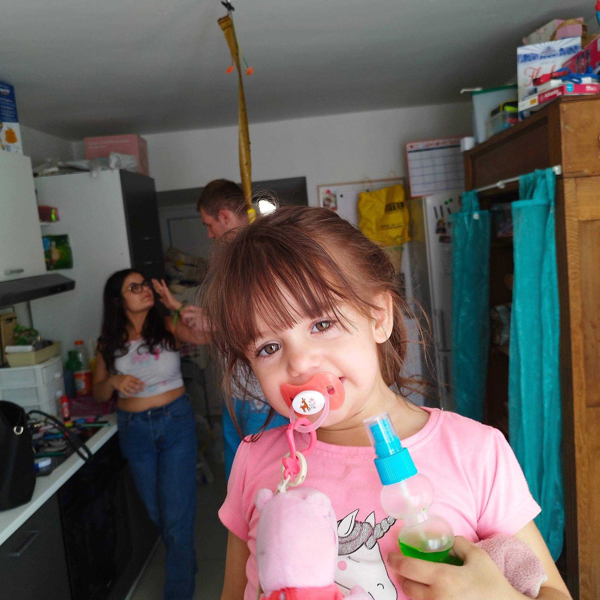 Naomy a rejoint le concours — aidez-le/la à gagner de superbes lots ! bangs, bookcase, child, drinking, event, eyelash, fun, hair_coloring, happy, home_appliance, joy, kitchen, nail, person, refrigerator, room, service, shelf, shelving, sweetness