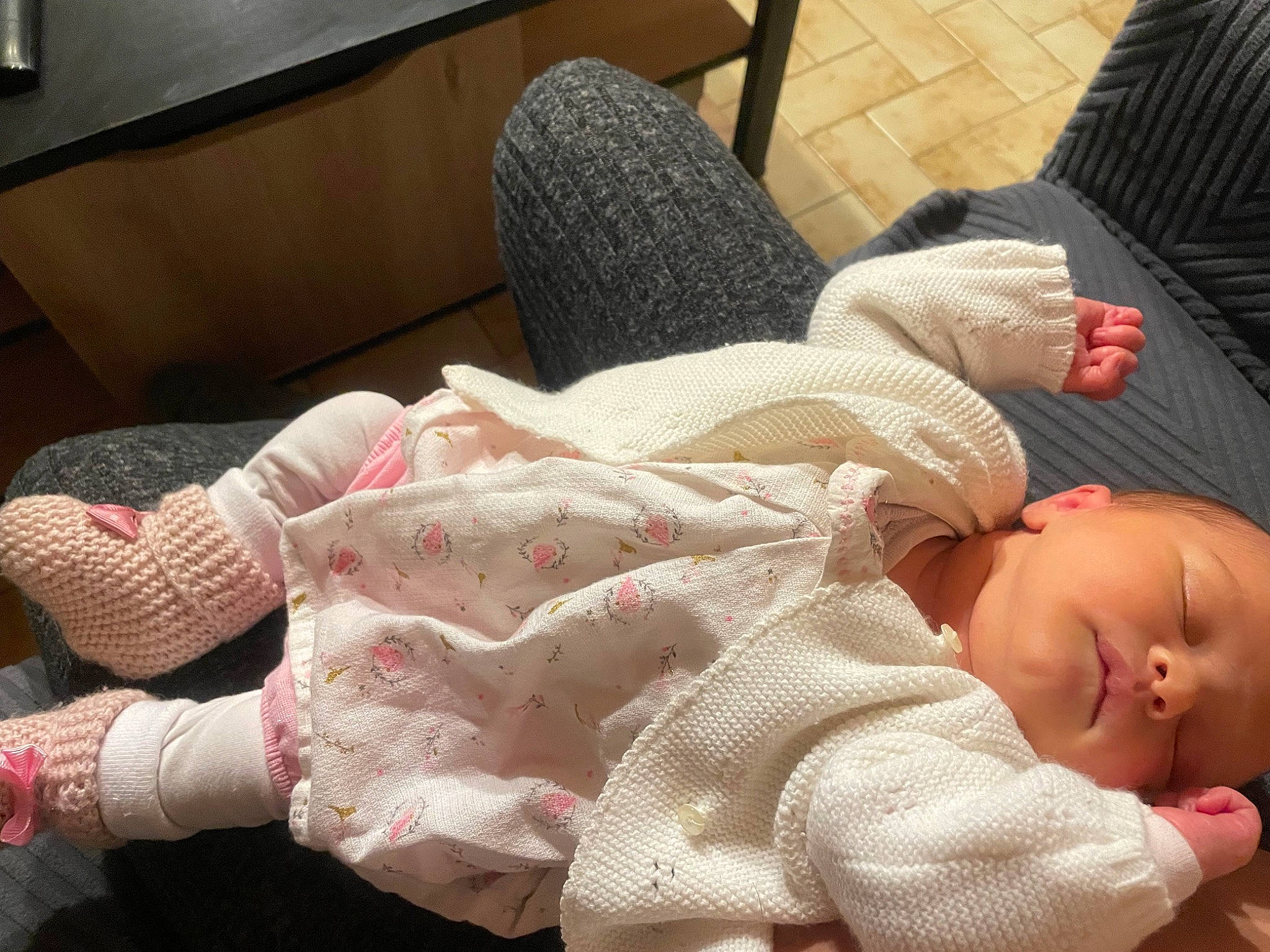 Malya participe au concours pour gagner de l'argent avec cette photo : baby, baby_products, baby_sleeping, baby_toddler_clothing, cheek, child, comfort, finger, flooring, human_leg, knee, lap, linens, nap, person, room, sitting, textile, thigh, toddler