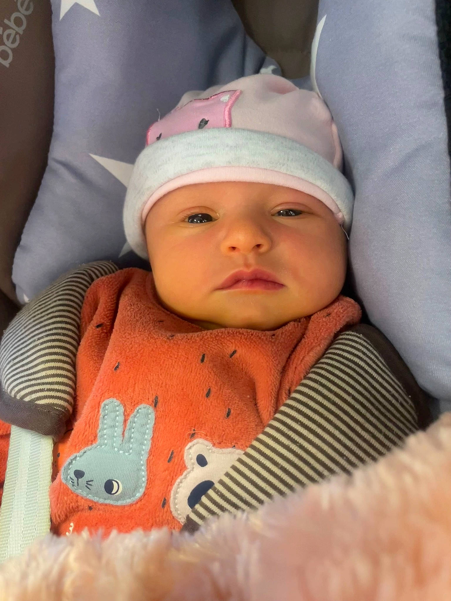 Malya participe au concours pour gagner de l'argent avec cette photo : baby, baby_products, baby_safety, baby_sleeping, baby_toddler_clothing, baseball_cap, beanie, cap, carmine, cheek, child, comfort, happy, hat, headwear, lip, person, pink, sitting, skin