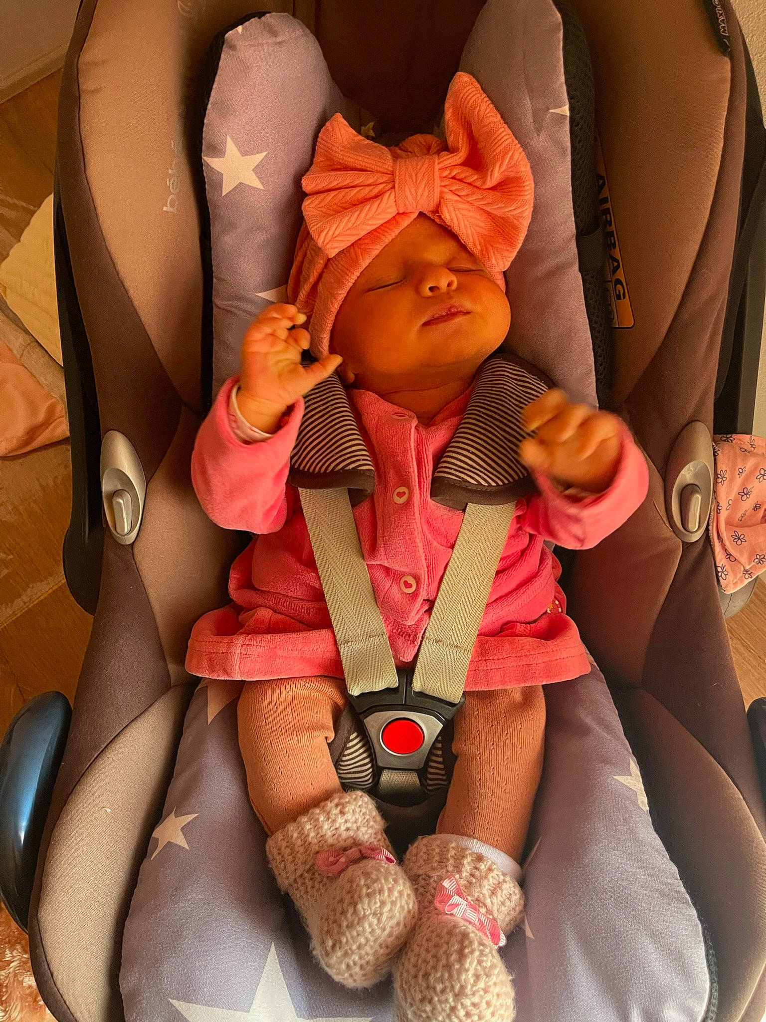 Malya a rejoint le concours — aidez-le/la à gagner de superbes lots ! carmine, chest, fictional_character, finger, flesh, gesture, glove, hand, headwear, human_body, human_leg, jewellery, knee, nail, pattern, peach, person, pink, selfie, thigh