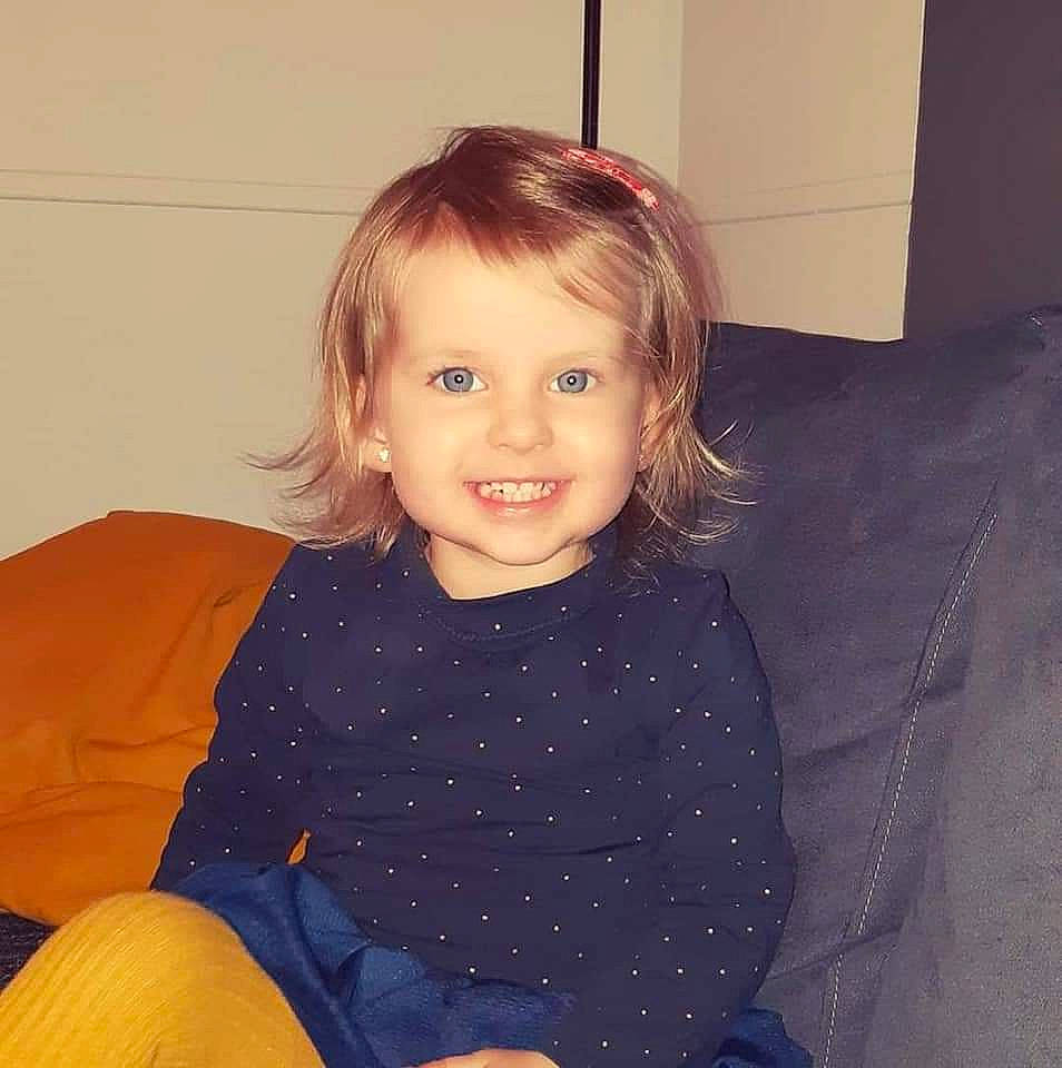 Aimie participe au concours pour gagner de l'argent avec cette photo : arm, baby_toddler_clothing, blond, cheek, child, comfort, couch, eye, fun, hair, happy, head, iris, joy, lap, person, shoulder, sitting, skin, sleeve