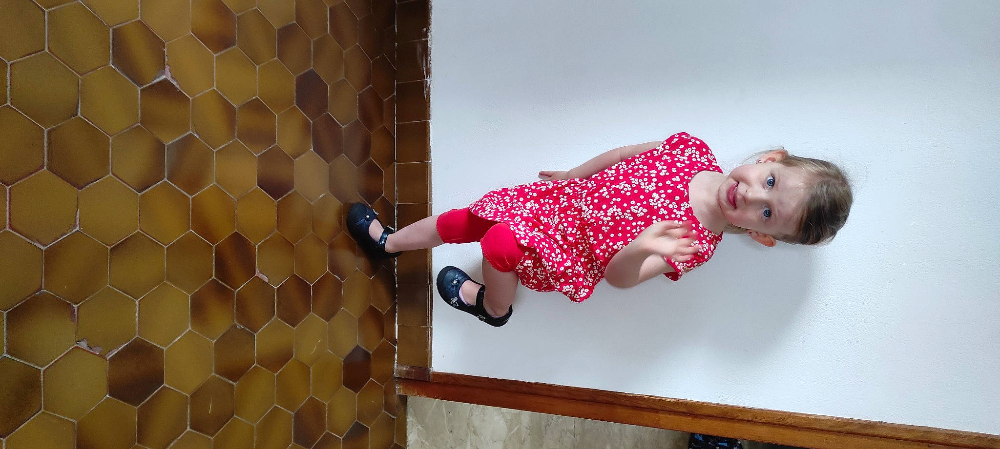 Aimie participe au concours pour gagner de l'argent avec cette photo : arm, baby_toddler_clothing, child, elbow, flooring, foot, happy, human_leg, joint, knee, leg, magenta, pattern, person, sandal, sleeve, thigh, toddler, waist, wood