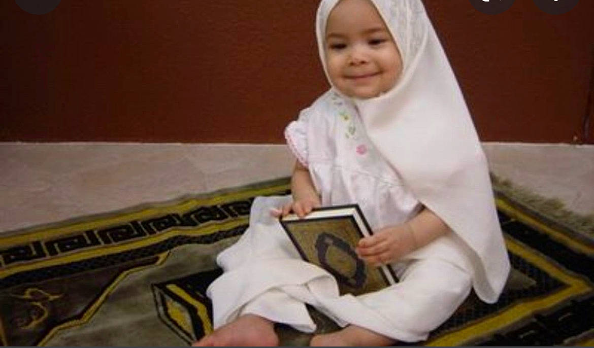 Yasmine a rejoint le concours — aidez-le/la à gagner de superbes lots ! arm, baby, baby_products, baby_toddler_clothing, child, comfort, face, finger, fun, hand, happy, head, headwear, joy, linens, person, reading, room, sitting, sleeve