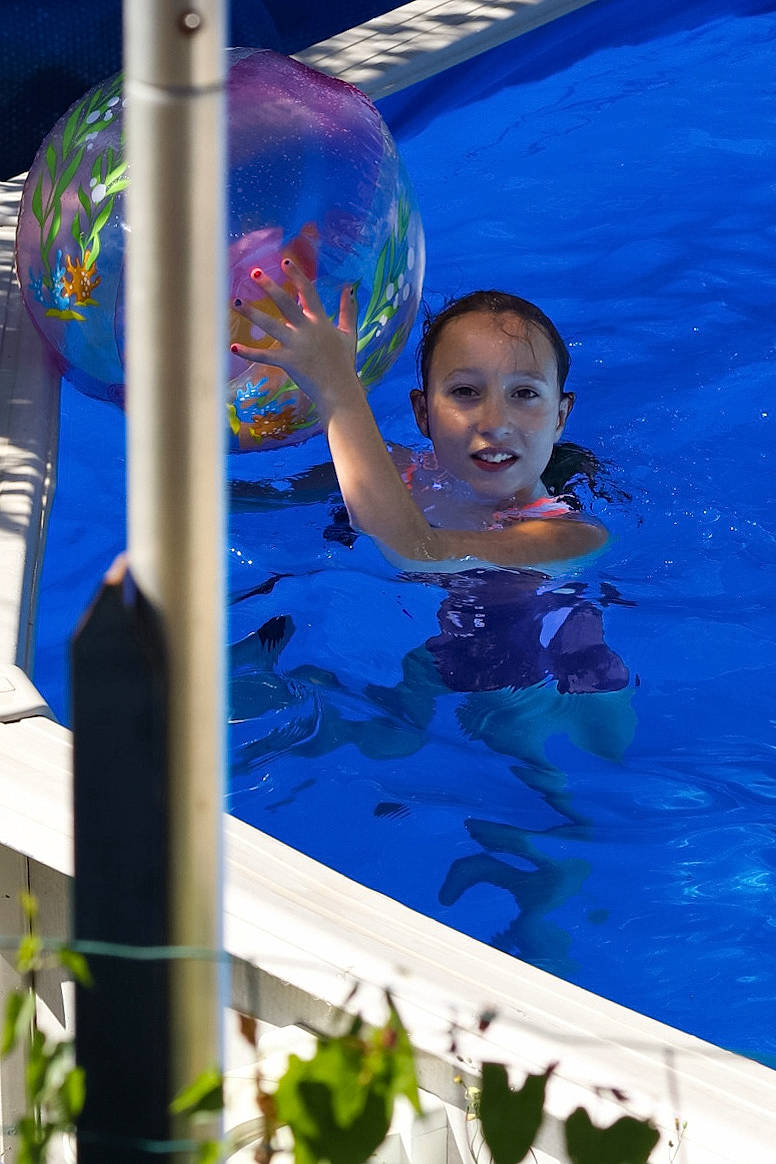 Lilwenn participe au concours pour gagner de l'argent avec cette photo : aqua, azure, baby, bathing, blue, child, electric_blue, fun, games, happy, leisure, person, plant, play, recreation, smile, swimming_pool, toddler, vacation, water