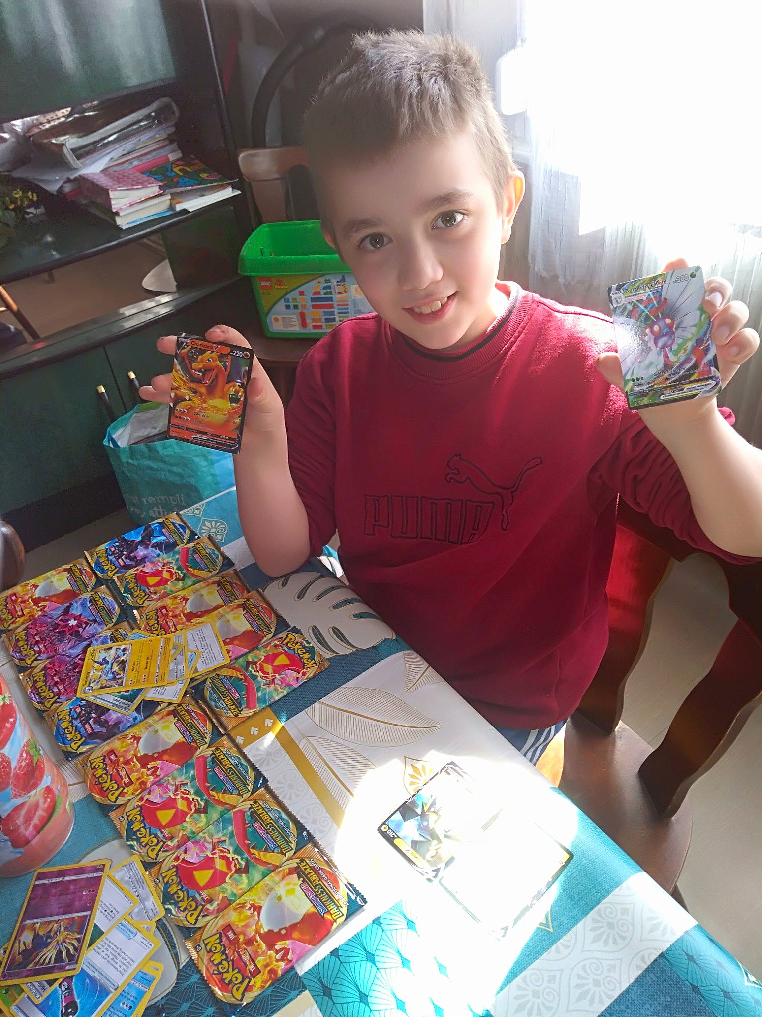 Simon a rejoint le concours — aidez-le/la à gagner de superbes lots ! art, artist, box, child, event, fun, happy, indoor_games_and_sports, joy, leisure, linens, person, play, publication, recreation, room, sharing, t_shirt, table, toddler