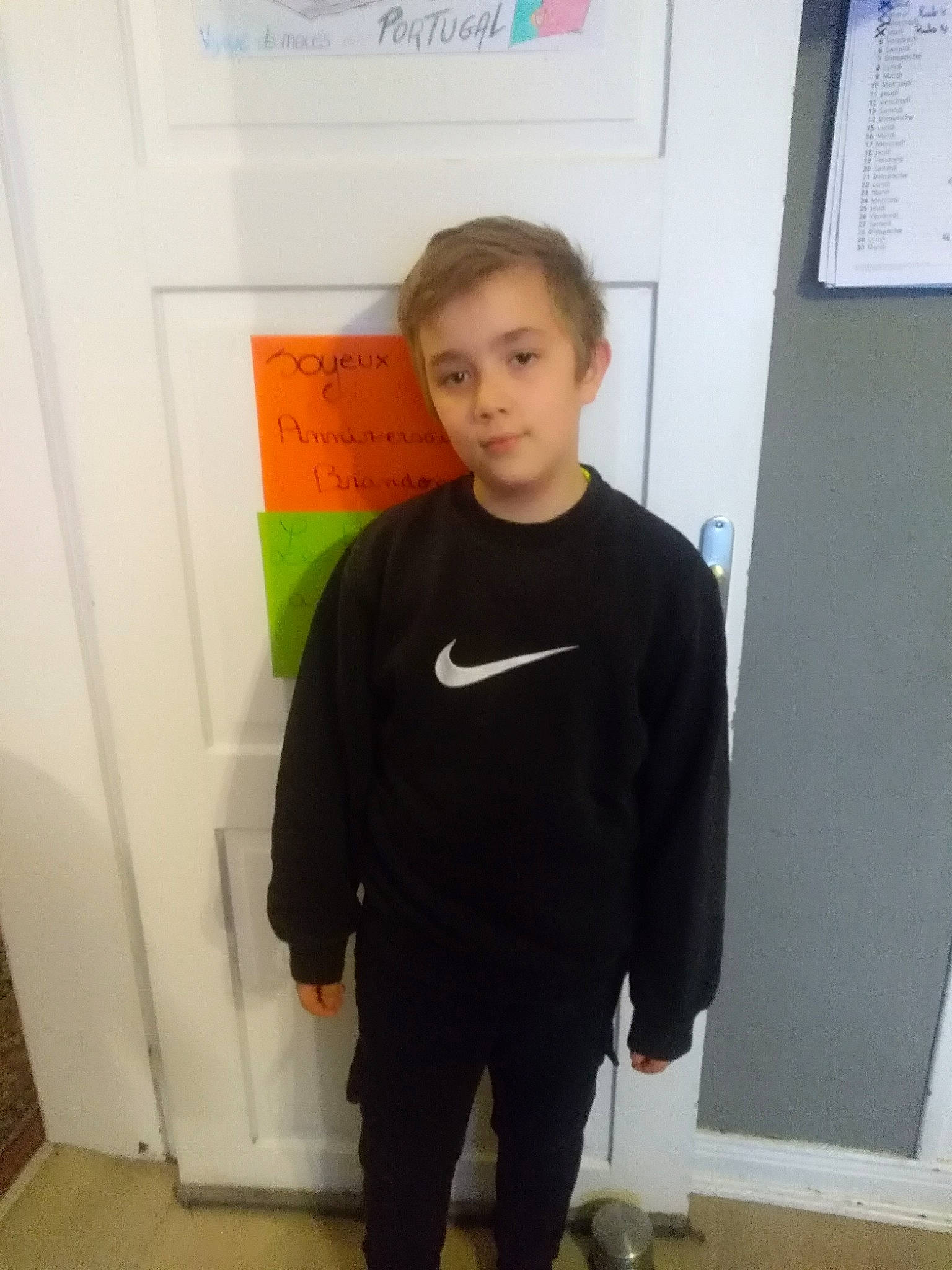 Simon a rejoint le concours — aidez-le/la à gagner de superbes lots ! bag, child, costume, denim, electric_blue, flooring, fun, hoodie, long_sleeved_t_shirt, person, personal_protective_equipment, room, sleeve, sportswear, sweatpant, t_shirt, toddler, top