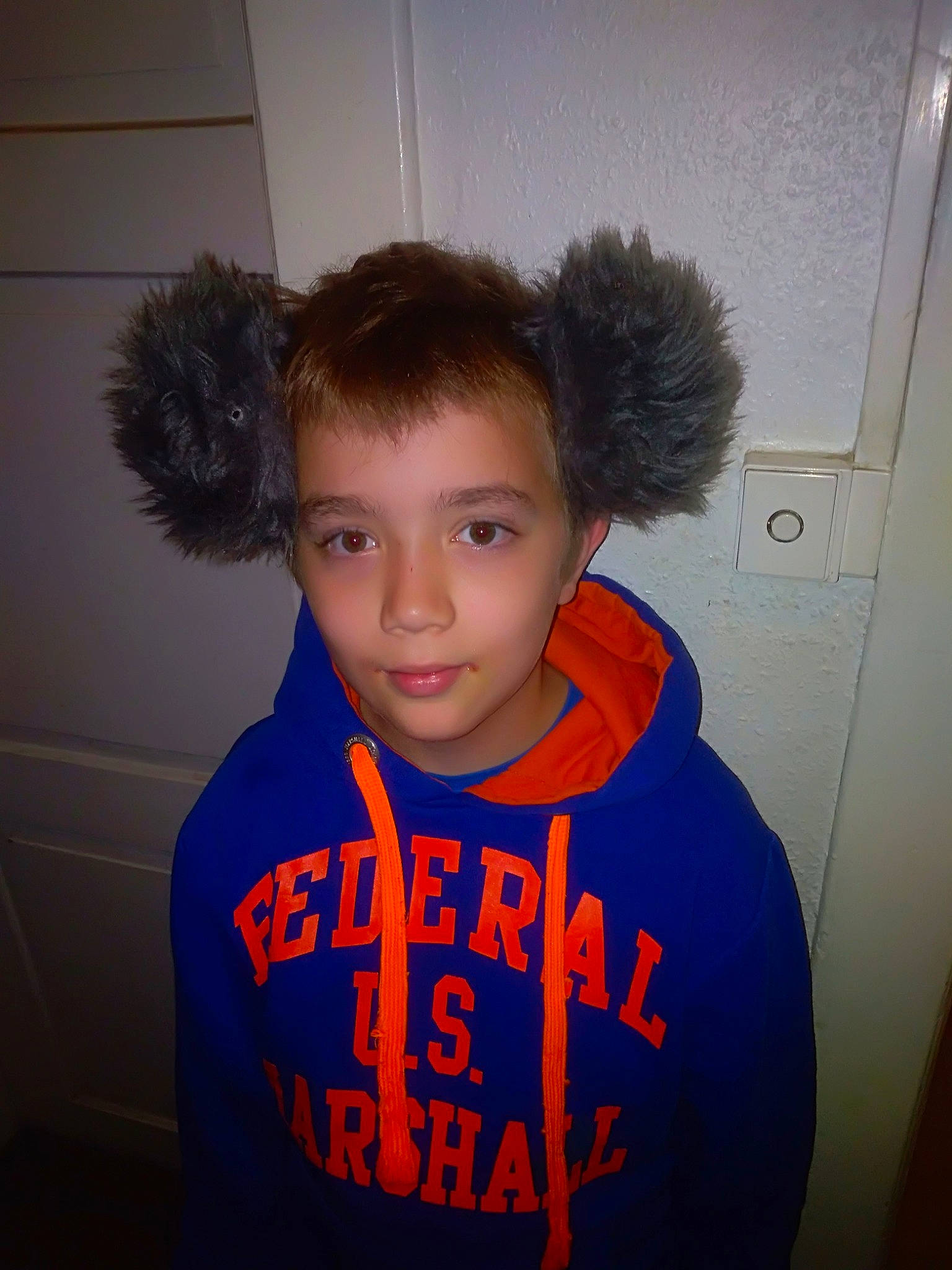 Simon participe au concours pour gagner de l'argent avec cette photo : black_hair, child, cool, ear, electric_blue, fashion_design, forehead, fun, fur, fur_clothing, happy, headgear, hood, neck, nose, outerwear, person, shoulder, sleeve, t_shirt