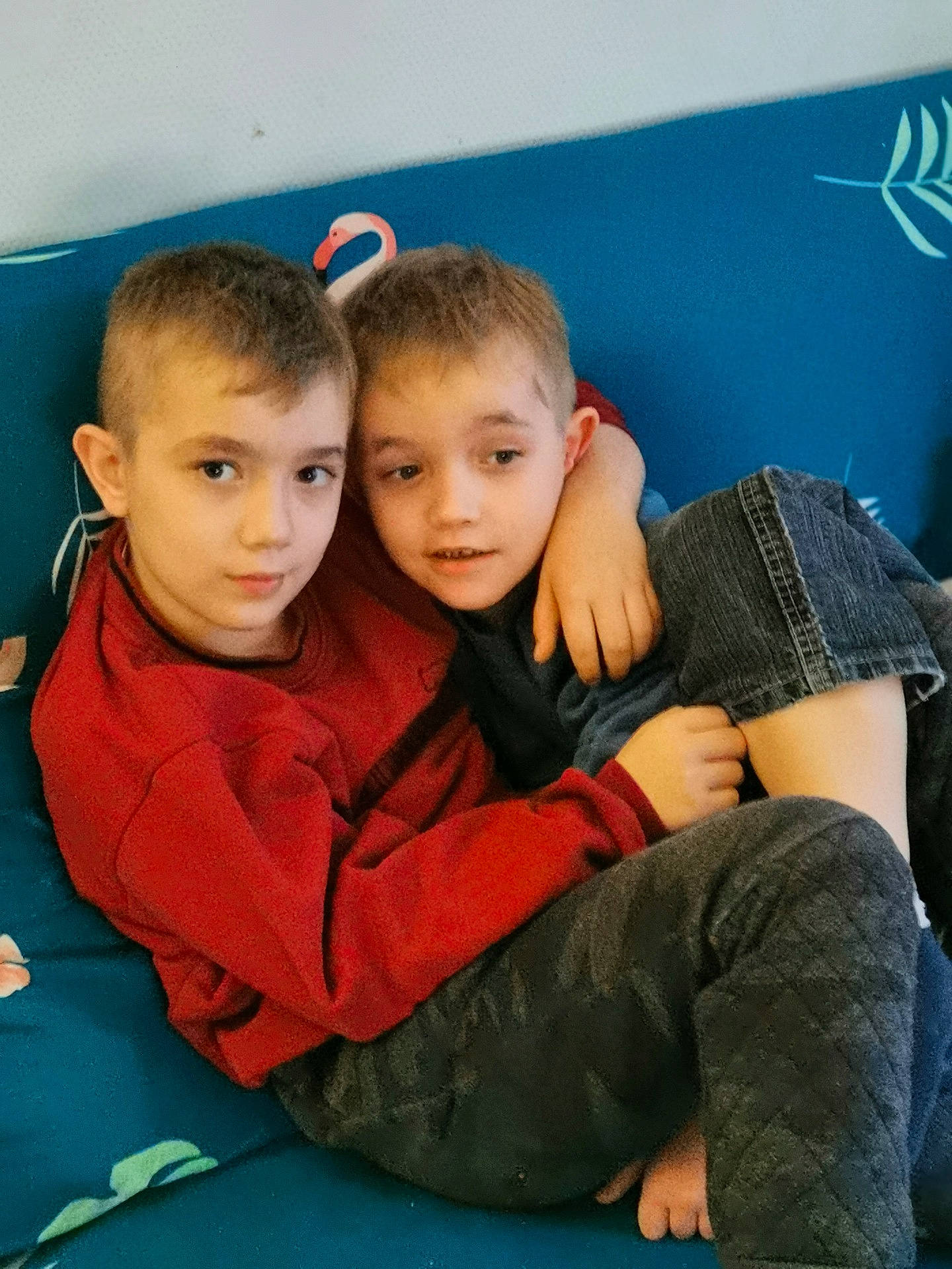 Simon participe au concours pour gagner de l'argent avec cette photo : child, comfort, denim, flooring, fun, happy, lap, leisure, person, play, room, sibling, sitting, t_shirt, thigh, toddler, travel