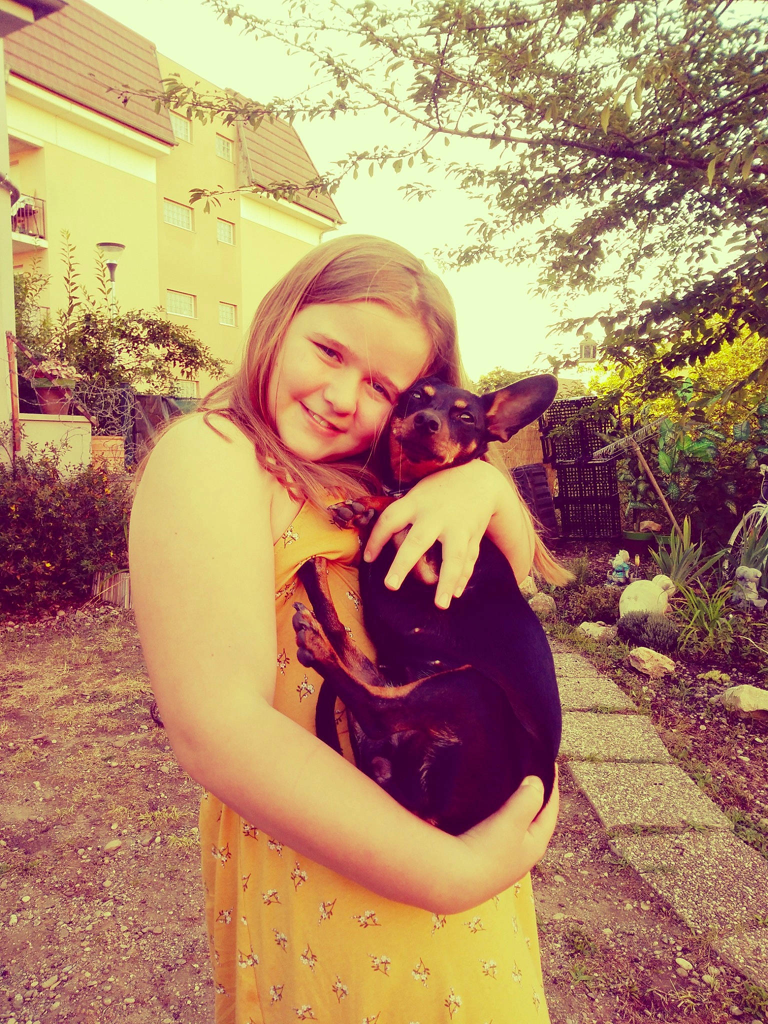 Mélinda participe au concours pour gagner de l'argent avec cette photo : backyard, camera, day_dress, dress, garden, human, joy, one_piece_garment, person, yard