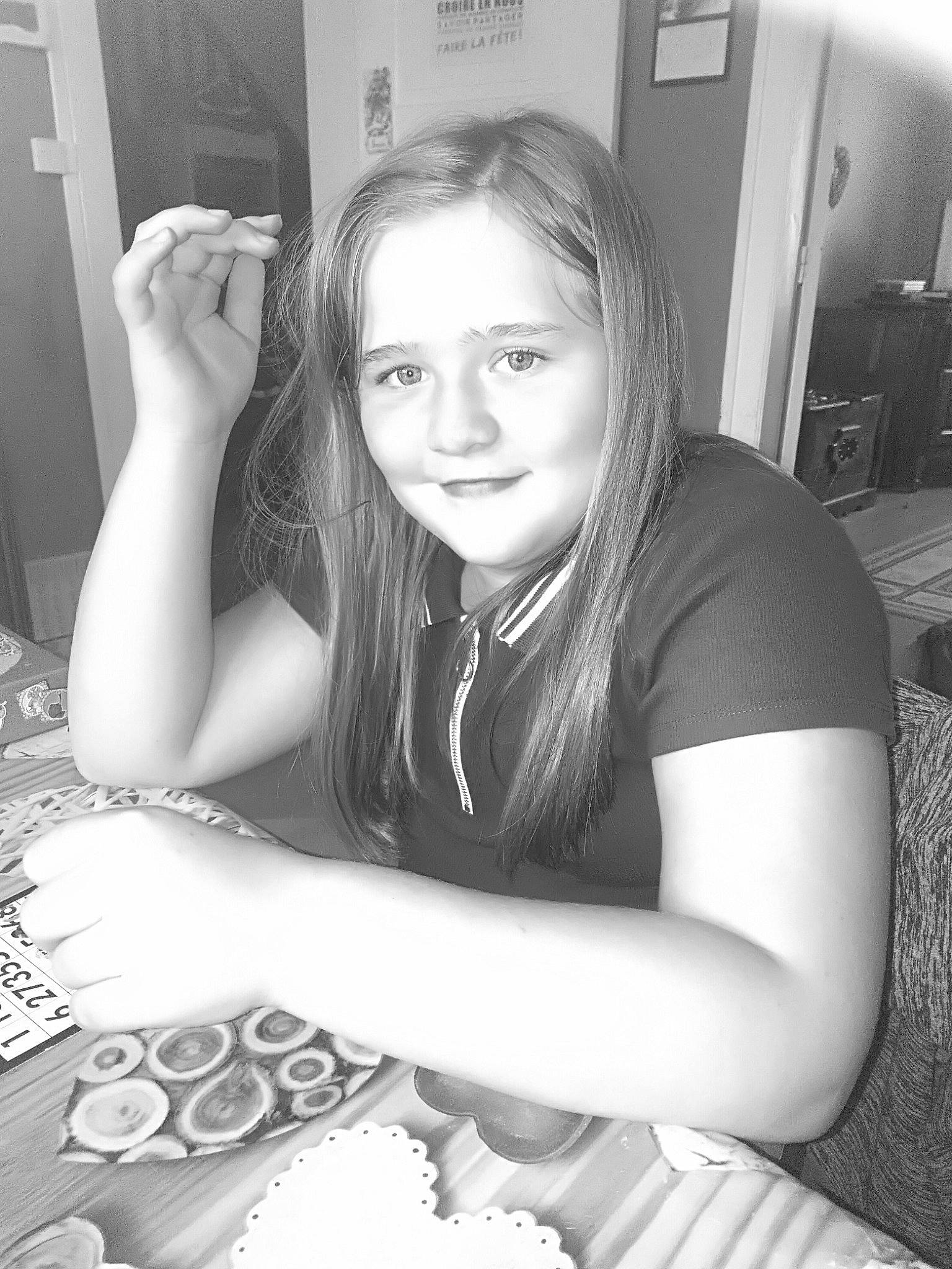 Mélinda participe au concours pour gagner de l'argent avec cette photo : curious, dessert, dishware, joy, long_hair, nail, person, plate