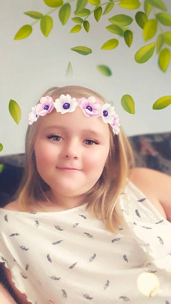 Mélinda participe au concours pour gagner de l'argent avec cette photo : beauty, child, face, fashion_accessory, forehead, hair, hair_accessory, head, headband, headgear, headpiece, joy, lip, long_hair, pattern, person, photography, pink, polka_dot, skin