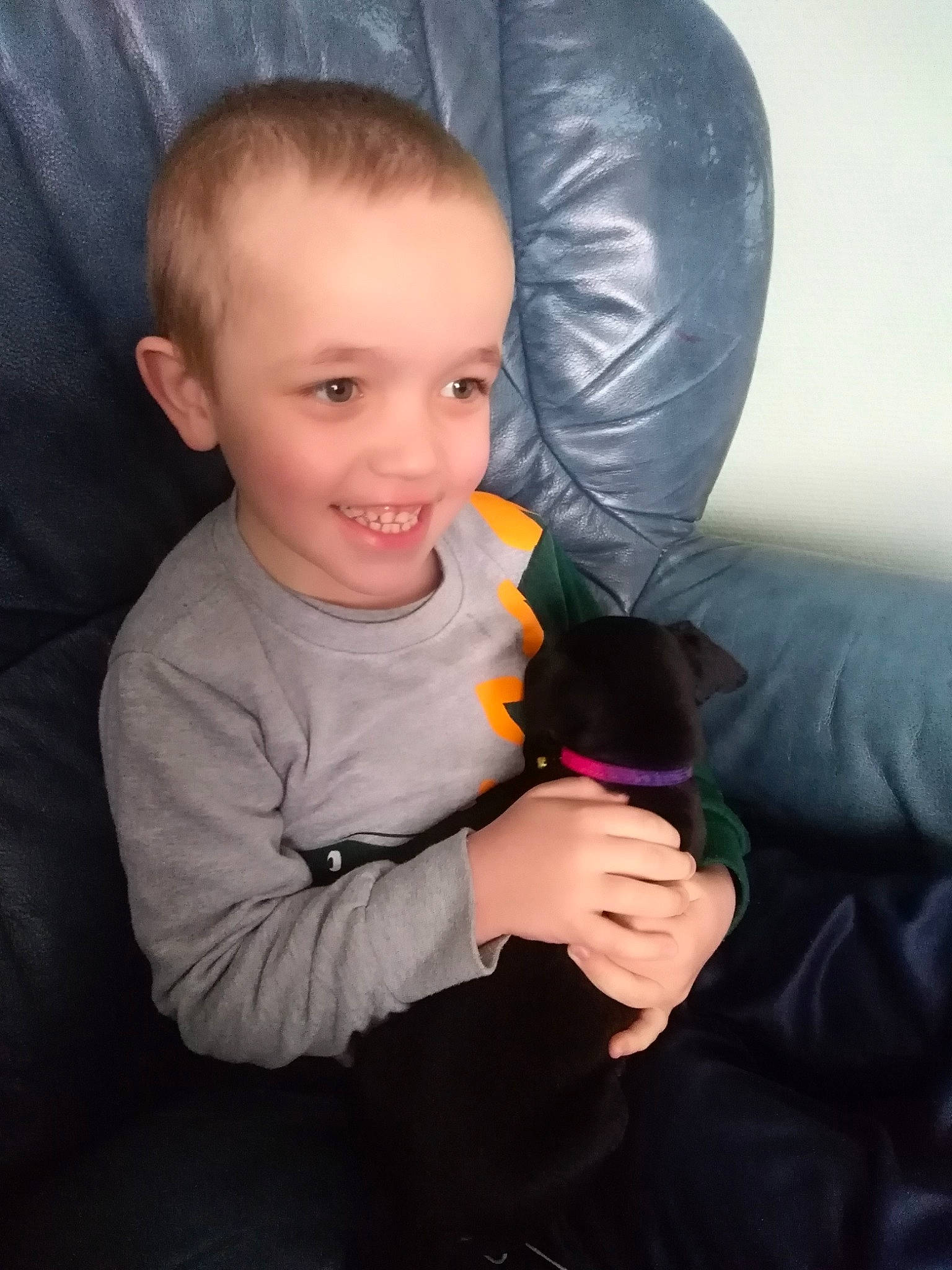 Tommy S a rejoint le concours — aidez-le/la à gagner de superbes lots ! arm, cheek, comfort, finger, flash_photography, fun, gesture, hand, happy, head, joy, lap, mouth, nose, organ, person, skin, sleeve, smile, thumb