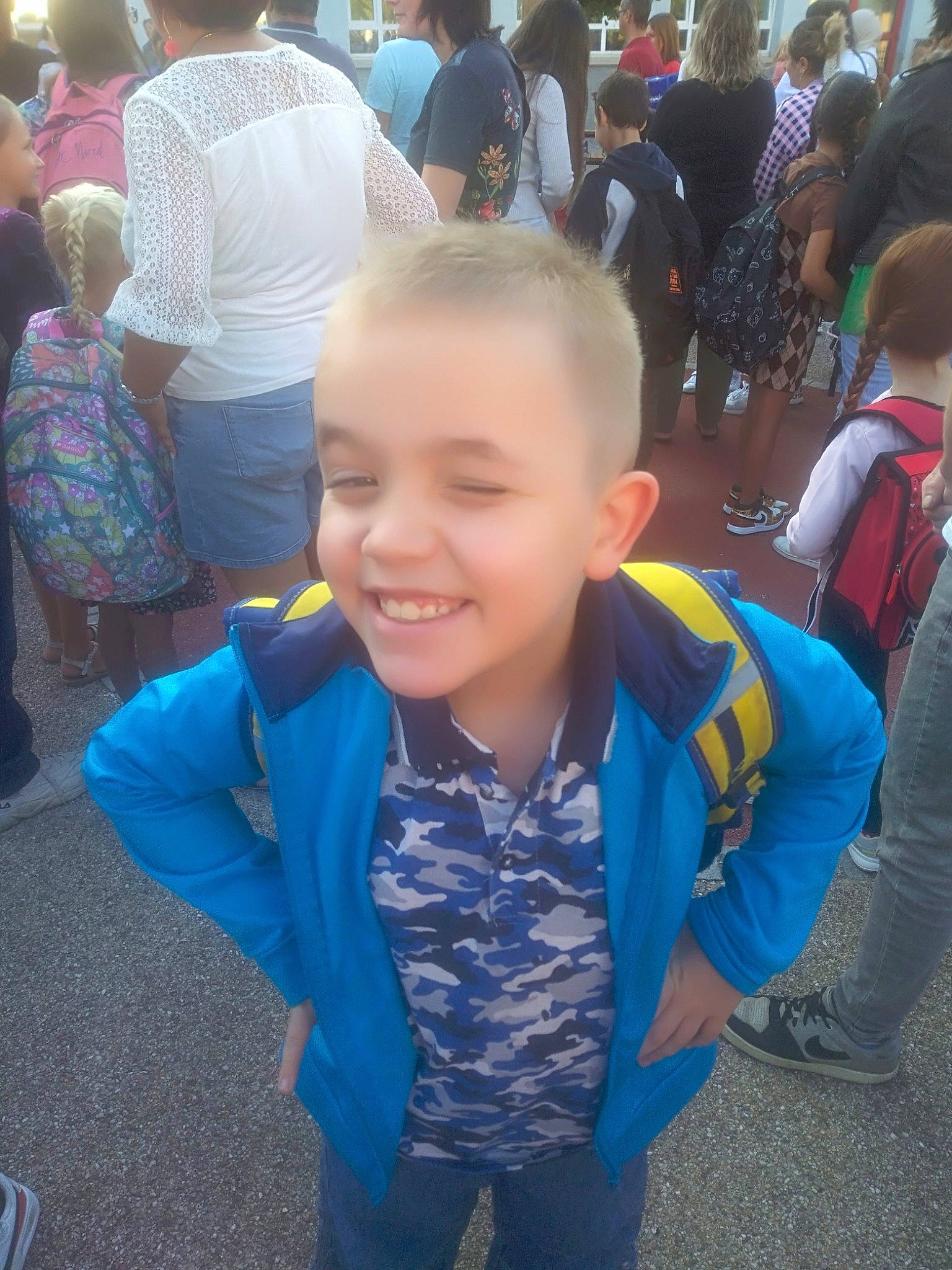 Tommy S participe au concours pour gagner de l'argent avec cette photo : backpack, blue, child, clothing, crowd, electric_blue, event, fun, happy, joy, leisure, luggage_and_bags, person, product, recreation, smile, street, t_shirt, toddler, tourism