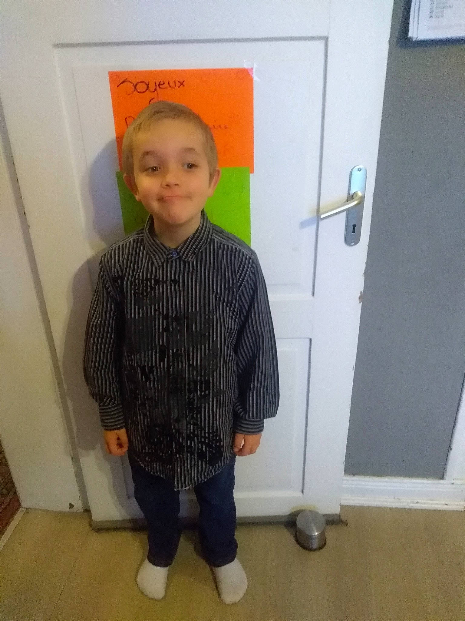 Tommy a rejoint le concours — aidez-le/la à gagner de superbes lots ! baby_toddler_clothing, child, cleanliness, door, dress_shirt, electric_blue, facial_expression, flooring, fun, gas, hair, hardwood, joy, outerwear, pattern, person, room, sleeve, smile, toddler