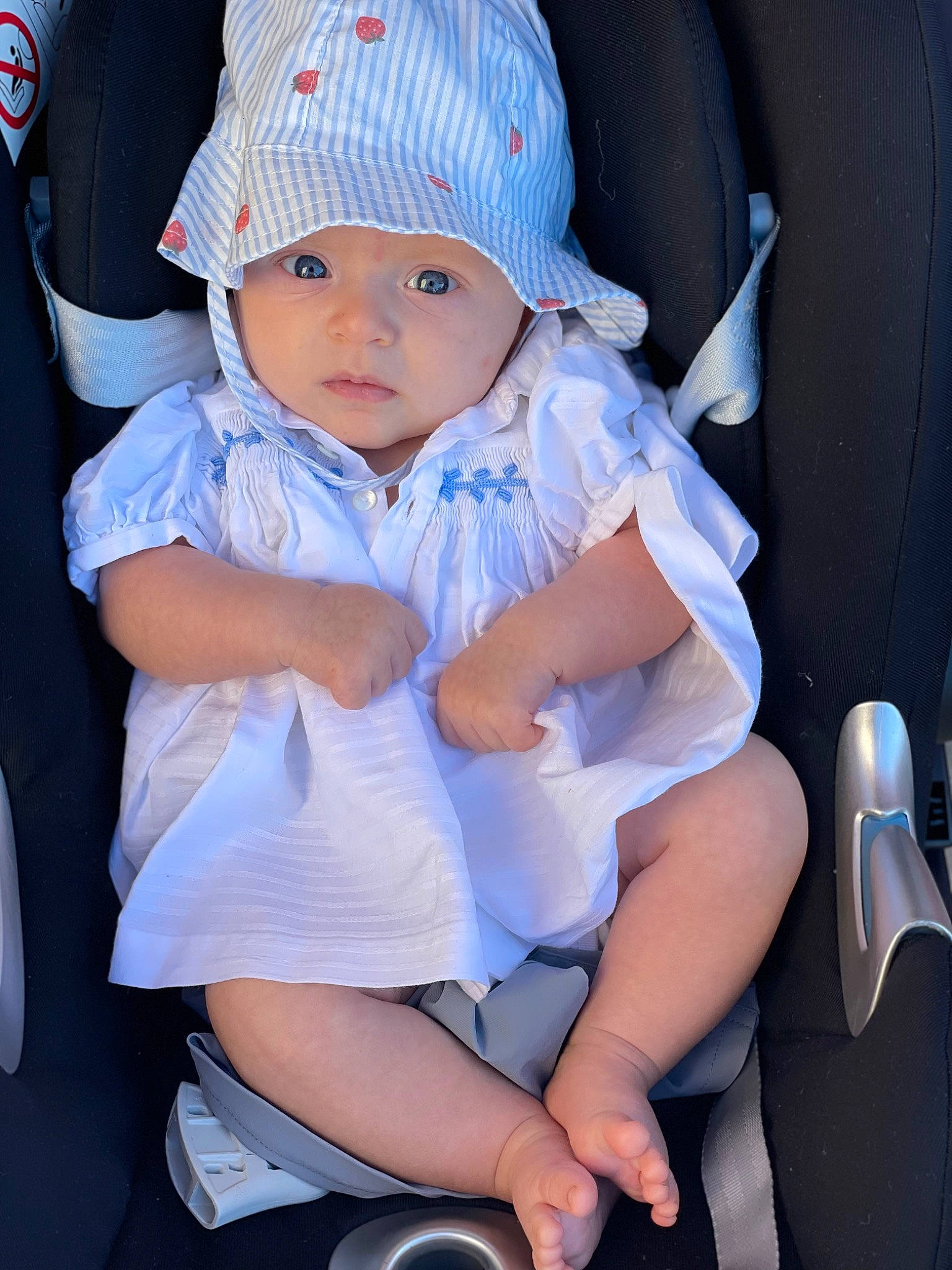 Lila a rejoint le concours — aidez-le/la à gagner de superbes lots ! baby, baby_carriage, baby_products, baby_toddler_clothing, cap, chair, child, comfort, electric_blue, face, facial_expression, fashion_accessory, headwear, human_leg, knee, person, sitting, sleeve, sock, thigh