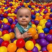 Loan a rejoint le concours — aidez-le/la à gagner de superbes lots ! baby, ball, balloon, face, football, head, indoorplayarea, indoors, inflatable, outdoorplayarea, outdoors, person, photography, playarea, portrait, sitting, soccer, soccerball, sphere, sport