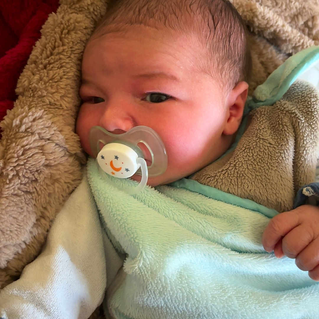 Mylan a rejoint le concours — aidez-le/la à gagner de superbes lots ! baby, blanket, child, closeup, clothing, comfort, cute, face, hand, human, indoors, infant, newborn, pacifier, peaceful, resting, sleepy, soft_texture, warm, wrapped