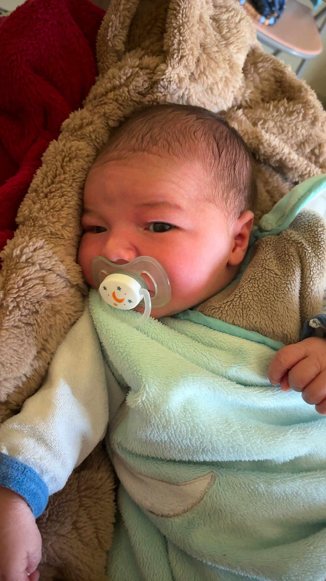 Mylan a rejoint le concours — aidez-le/la à gagner de superbes lots ! baby, newborn, pacifier, blanket, soft_texture, sleepy, infant, cute, wrapped, hand, clothing, face, resting, indoors, comfort, warm, closeup, human, child, peaceful