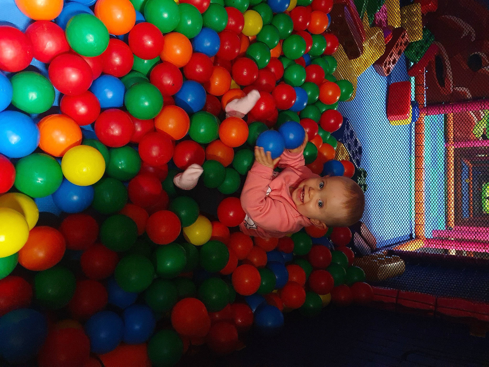 Emmy a rejoint le concours — aidez-le/la à gagner de superbes lots ! baby, baby_toys, ball, ball_pit, child, event, fun, human_settlement, joy, leisure, mixture, party_supply, person, plastic, play, play_yard, playground, product, recreation, room