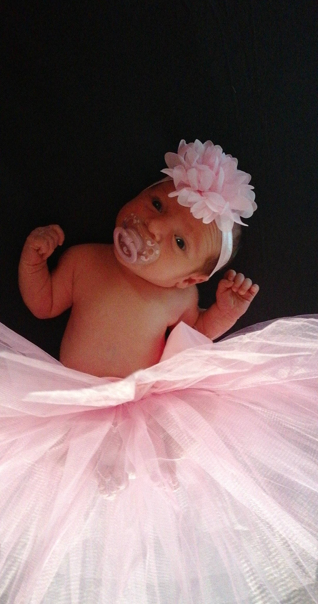 Shana a rejoint le concours — aidez-le/la à gagner de superbes lots ! baby_toddler_clothing, ballet_tutu, bridal_accessory, child, dress, embellishment, event, flower, gown, hairstyle, happy, head, headpiece, headwear, magenta, muscle, person, petal, pink, ruffle