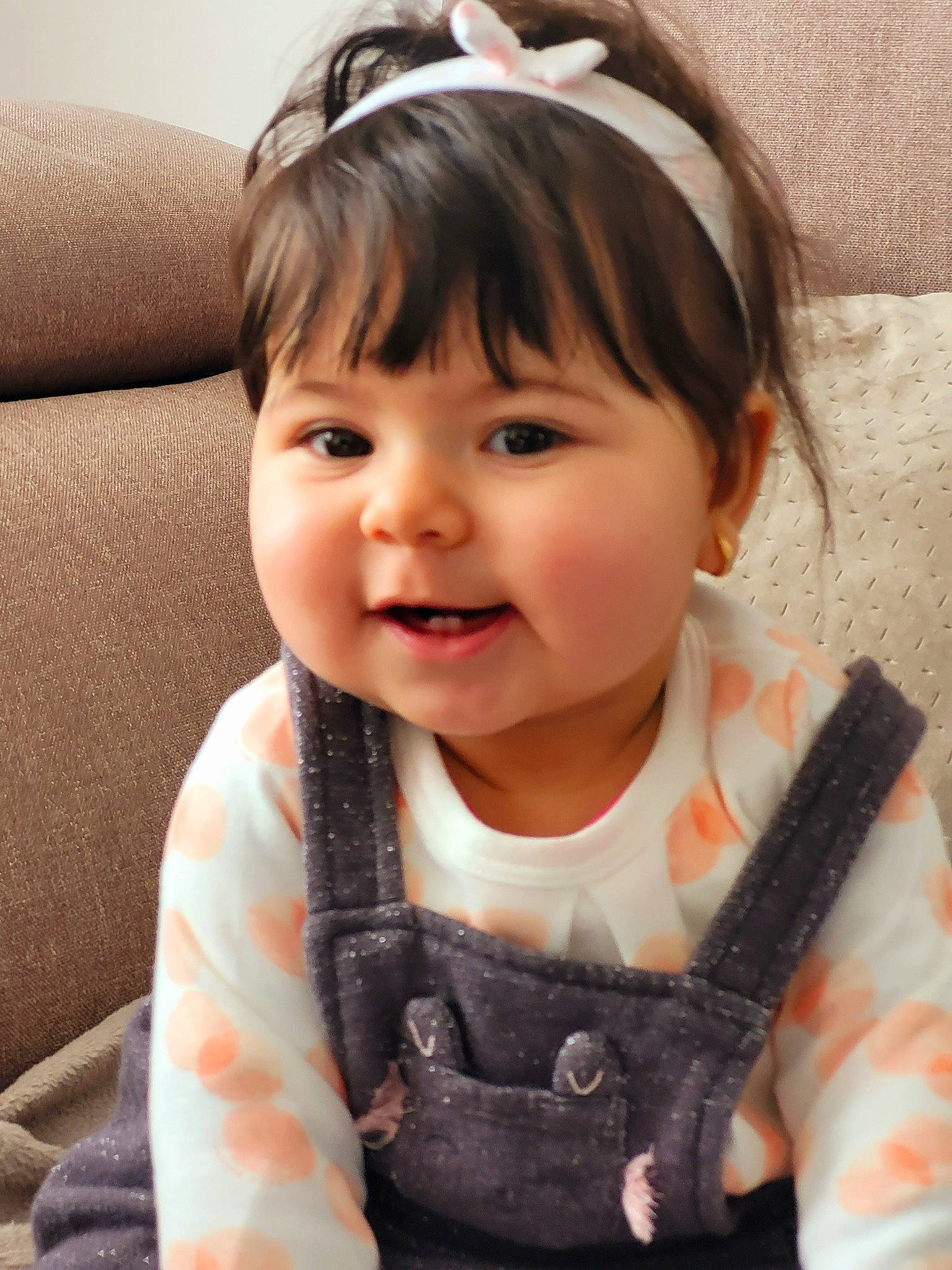 Yasmine participe au concours pour gagner de l'argent avec cette photo : baby_toddler_clothing, cheek, comfort, cool, ear, eyelash, face, finger, hair, happy, head, iris, lip, organ, person, skin, sleeve, smile, textile, toddler