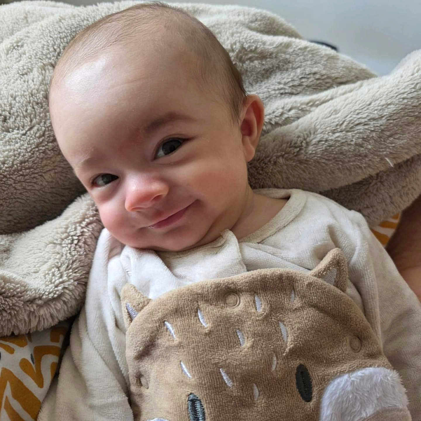 Manny participe au concours pour gagner de l'argent avec cette photo : baby, babylaughing, blanket, cushion, face, happy, head, homedecor, newborn, person, photography, portrait, quilt, smile, towel