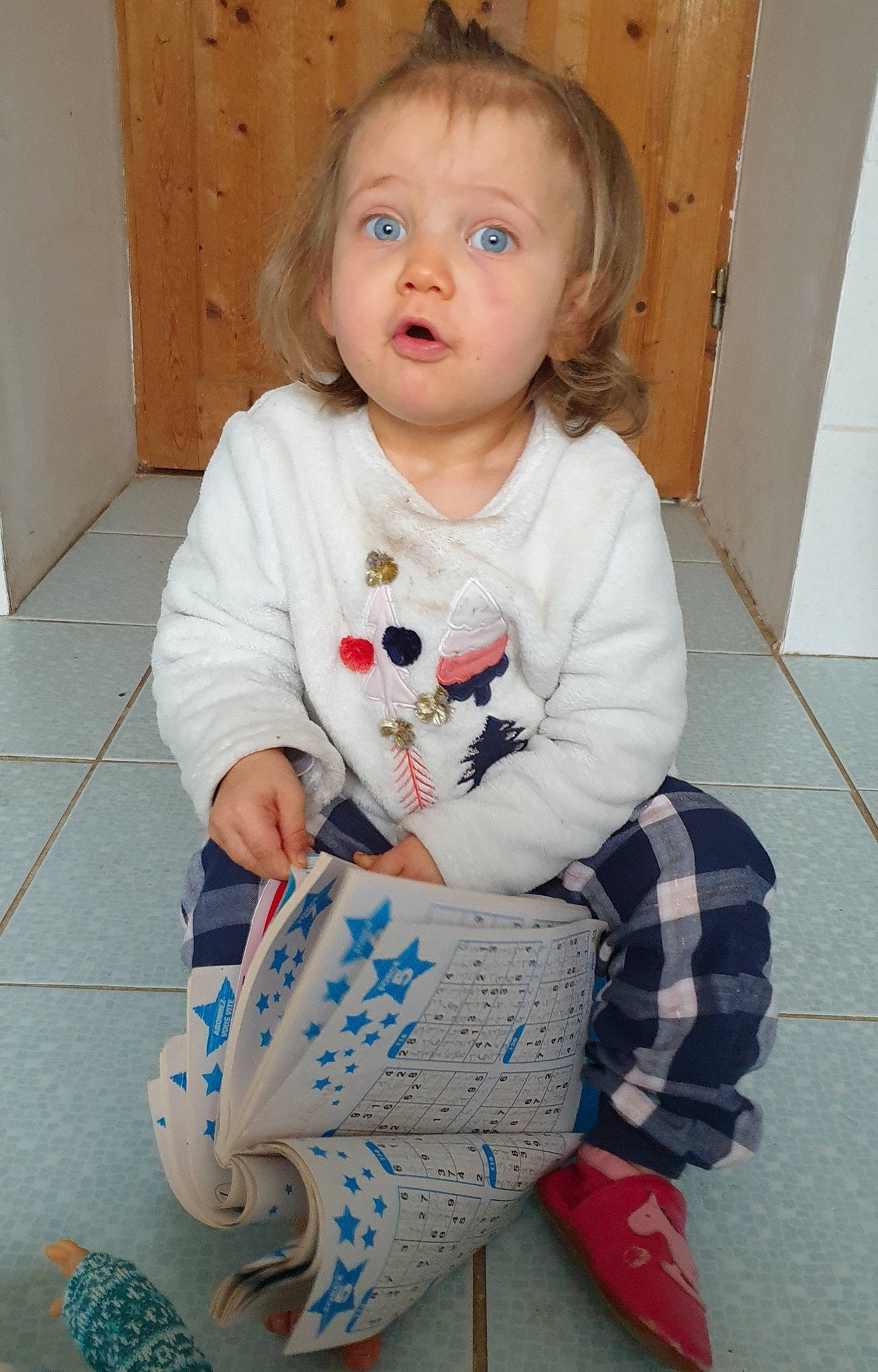 Blanche participe au concours pour gagner de l'argent avec cette photo : baby, baby_toddler_clothing, carmine, cheek, child, door, eye, face, floor, flooring, hair, head, iris, pajamas, pattern, person, sitting, sleeve, standing, surprise