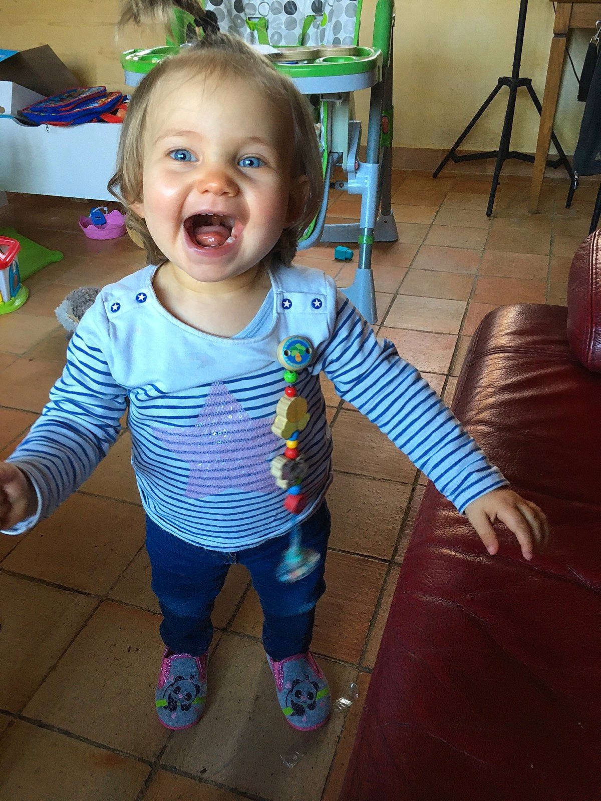 Blanche a rejoint le concours — aidez-le/la à gagner de superbes lots ! baby_toddler_clothing, cheek, eye, face, facial_expression, floor, flooring, hair, hairstyle, happy, iris, joint, leg, person, product, skin, sleeve, smile, standing, t_shirt