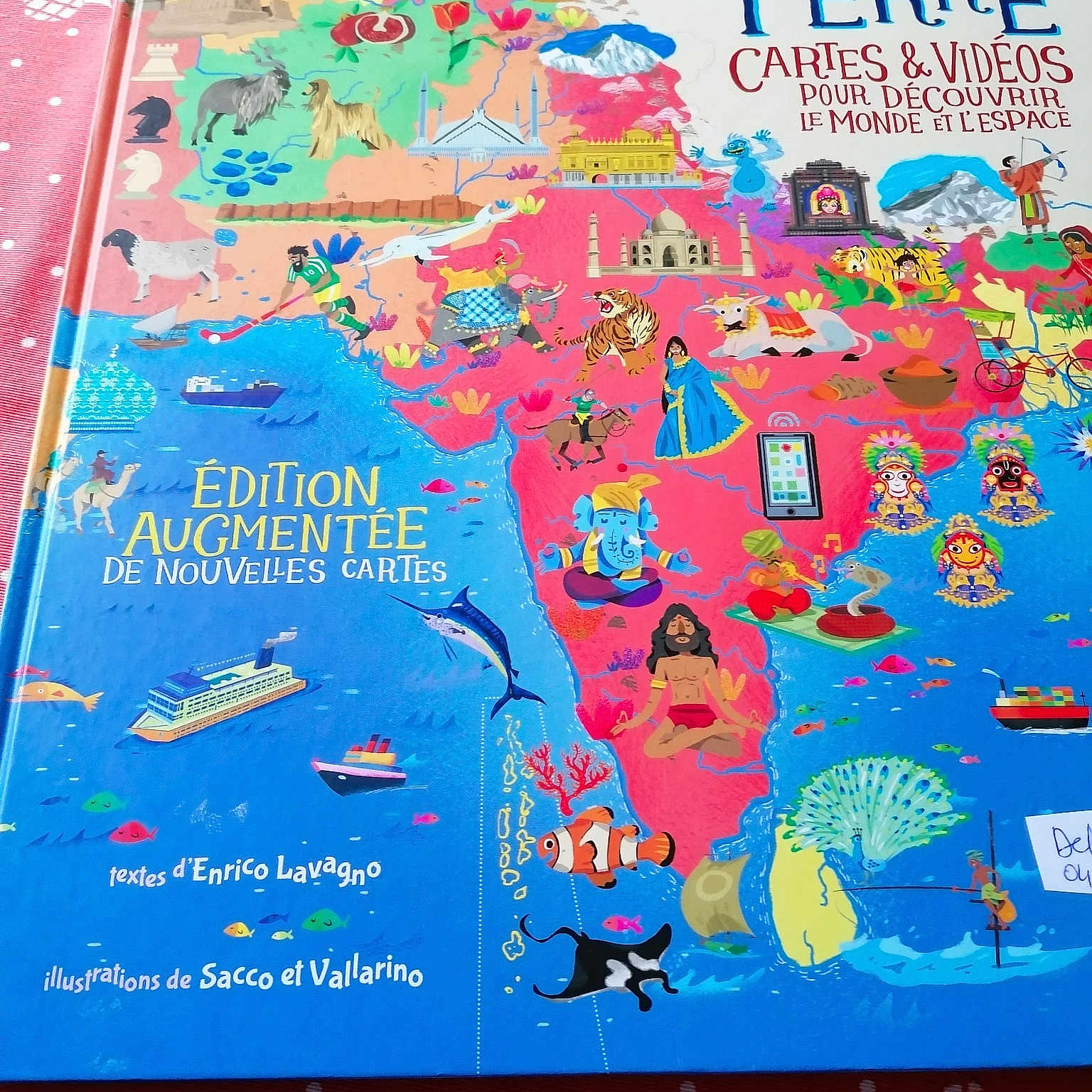 Jade a rejoint le concours — aidez-le/la à gagner de superbes lots ! advertising, art, banner, book_cover, electric_blue, event, font, graphic_design, illustration, linens, magenta, map, pattern, publication, recreation, rectangle, red, textile, visual_arts, world