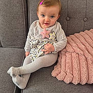 Mackenzie a rejoint le concours — aidez-le/la à gagner de superbes lots ! toddler, child, sofa, pink_hair_clip, blue_eyes, grey_sofa, pink_pillow, cross_legged, starfish_applique, cozy_clothing, indoor, cute, smiling, young_child, plush_pillow, home_interior, sitting, person, portrait, casual