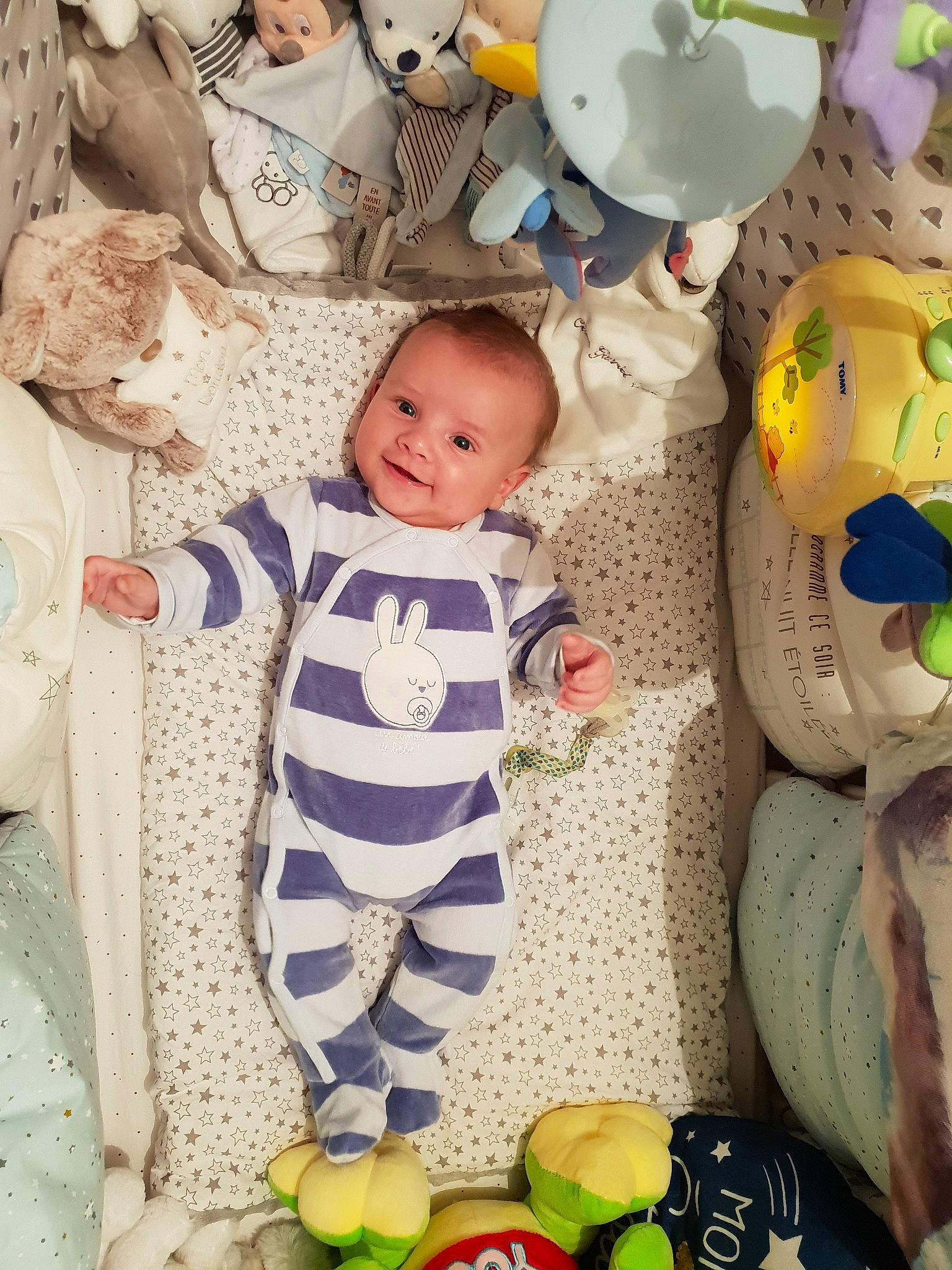 César participe au concours pour gagner de l'argent avec cette photo : baby, child, happy, joy, person, play, room, smile, toddler, toy, yellow