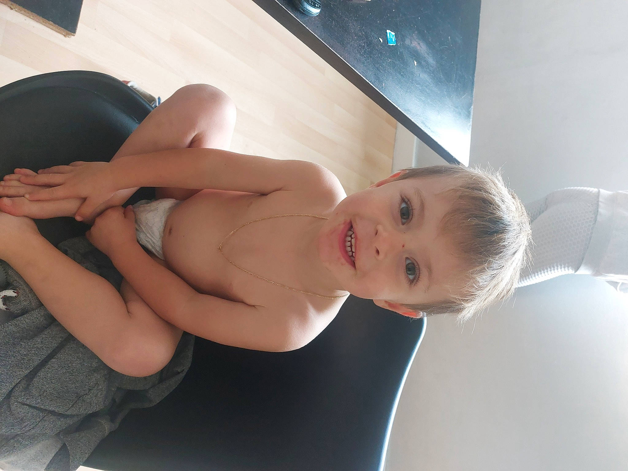 Tymeo a rejoint le concours — aidez-le/la à gagner de superbes lots ! arm, chest, comfort, elbow, finger, hand, joint, joy, knee, leg, neck, person, shoulder, skin, smile, standing, stomach, thigh, thumb, toddler