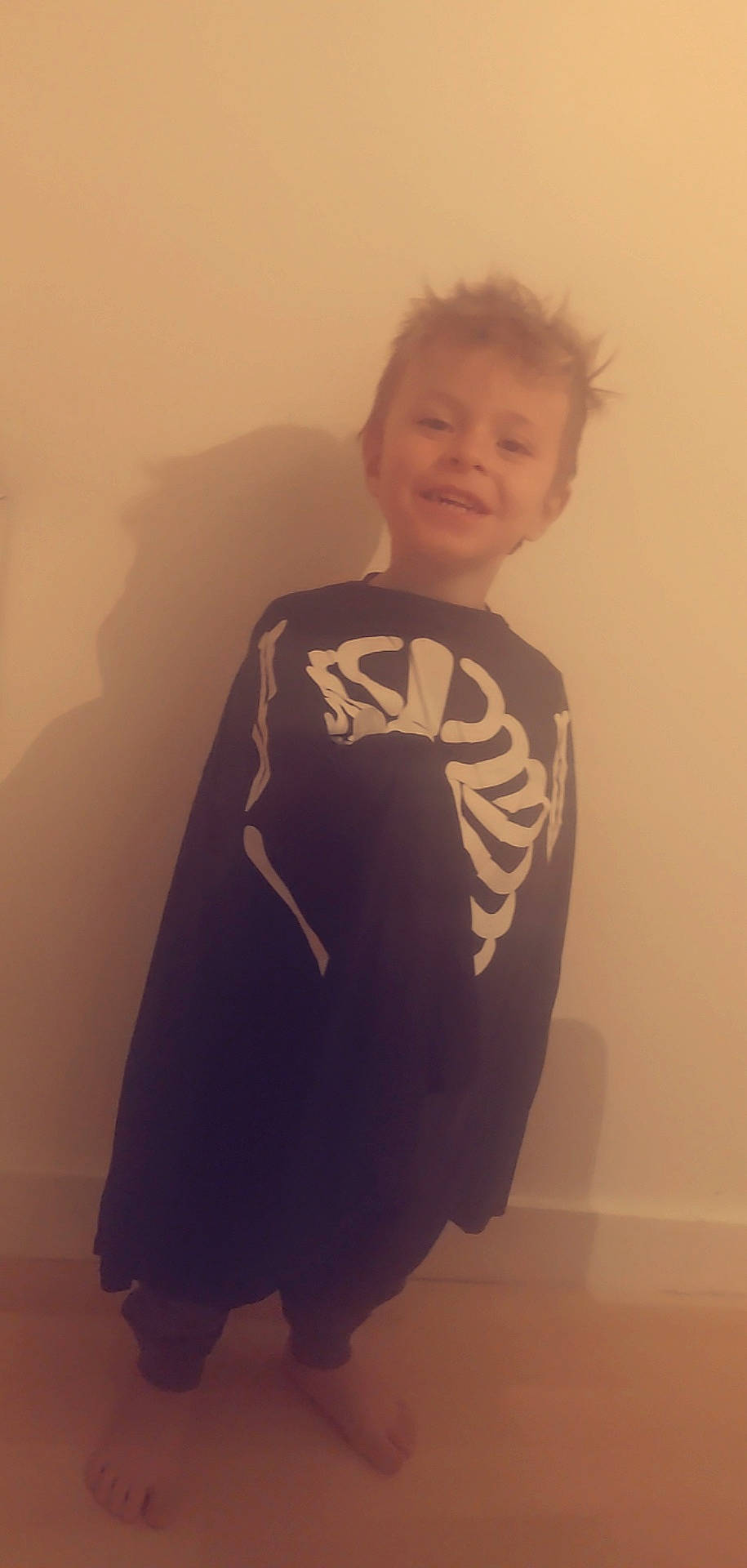 Tymeo participe au concours pour gagner de l'argent avec cette photo : art, chest, cool, costume, drawing, fictional_character, happy, hoodie, joy, justice_league, neck, person, personal_protective_equipment, room, sleeve, smile, standing, t_shirt, toddler, top