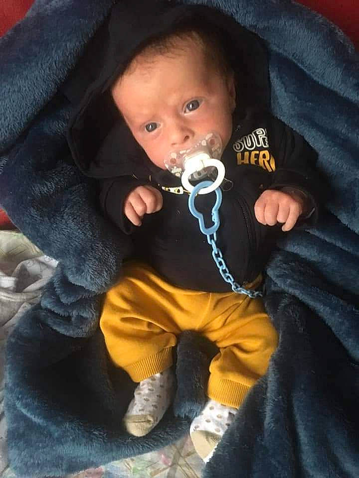 Tymeo participe au concours pour gagner de l'argent avec cette photo : baby, baby_products, baby_toddler_clothing, cheek, child, comfort, cool, finger, fun, fur, hood, iris, jacket, nose, person, sitting, sleeve, standing, t_shirt, textile