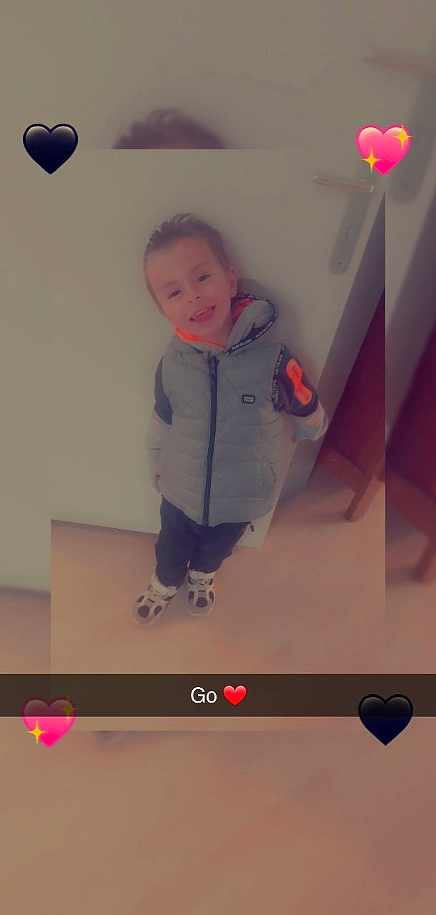 Tymeo a rejoint le concours — aidez-le/la à gagner de superbes lots ! ceiling, child, design, flooring, font, fun, gesture, happy, light, person, play, red, room, screenshot, sleeve, smile, snapshot, space, standing, t_shirt